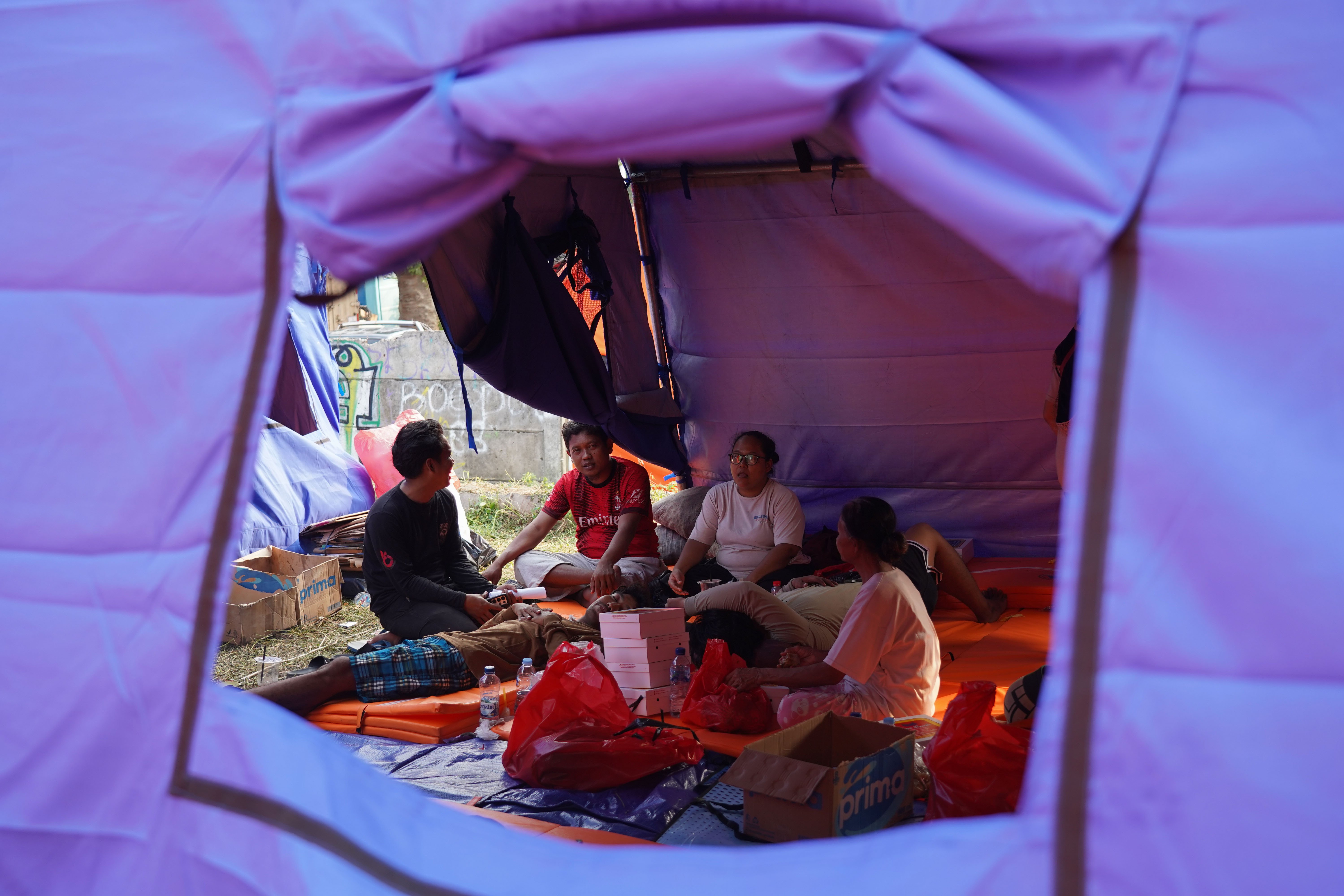 Sejumlah warga korban kebakaran berada di tenda pengungsian di kawasan Kebon Kosong, Kemayoran, Jakarta, Selasa (2/6/2026). Badan Penanggulangan Bencana Daerah (BPBD) DKI Jakarta mencatat sebanyak 674 warga dari 354 kepala keluarga (KK) terdampak dalam kebakaran yang terjadi pada Senin (1/6) malam.