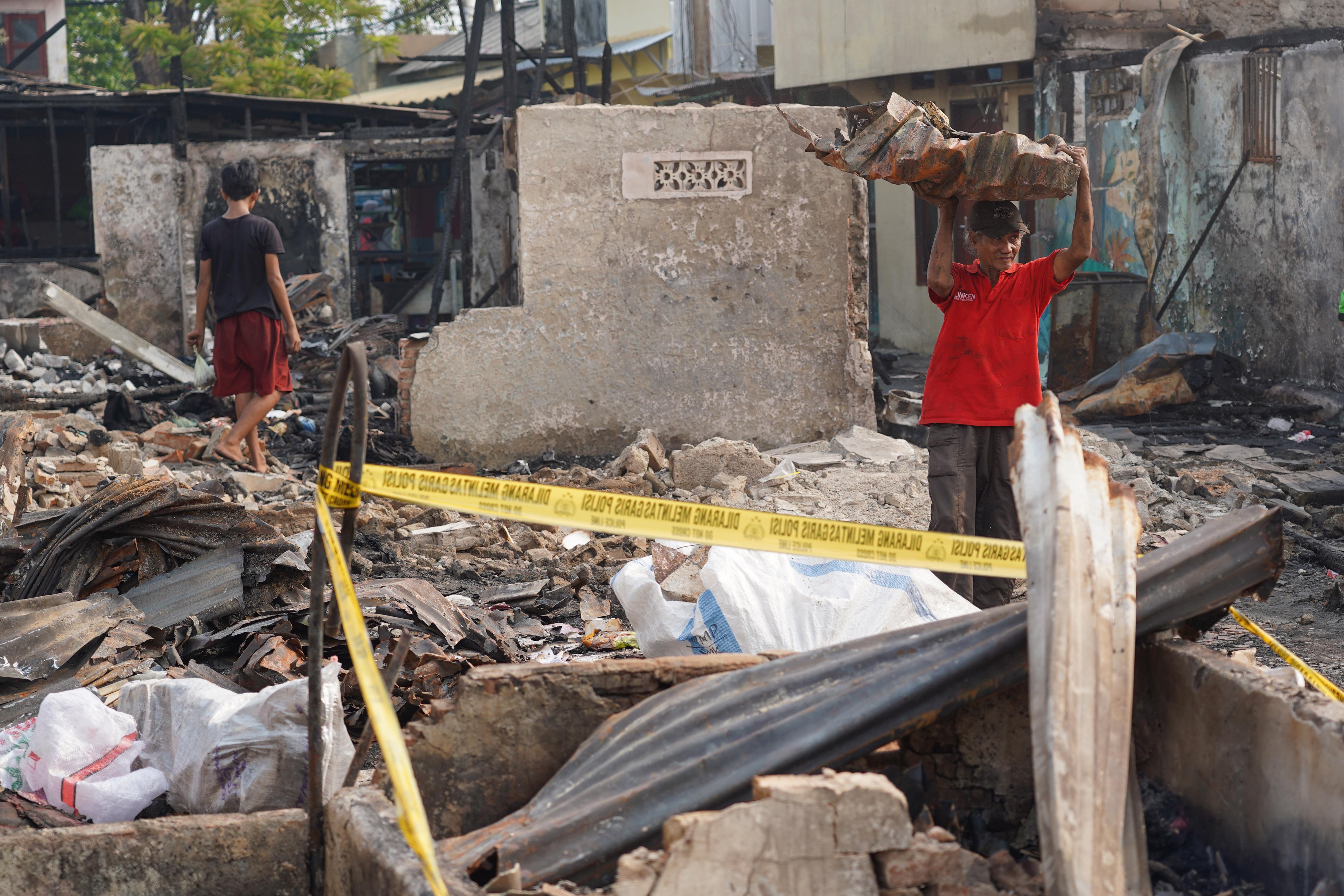 Warga mengangkut barang dari rumahnya yang telah terbakar di kawasan Kebon Kosong, Kemayoran, Jakarta, Selasa (2/6/2026). Badan Penanggulangan Bencana Daerah (BPBD) DKI Jakarta mencatat sebanyak 674 warga dari 354 kepala keluarga (KK) terdampak dalam kebakaran yang terjadi pada Senin (1/6) malam.