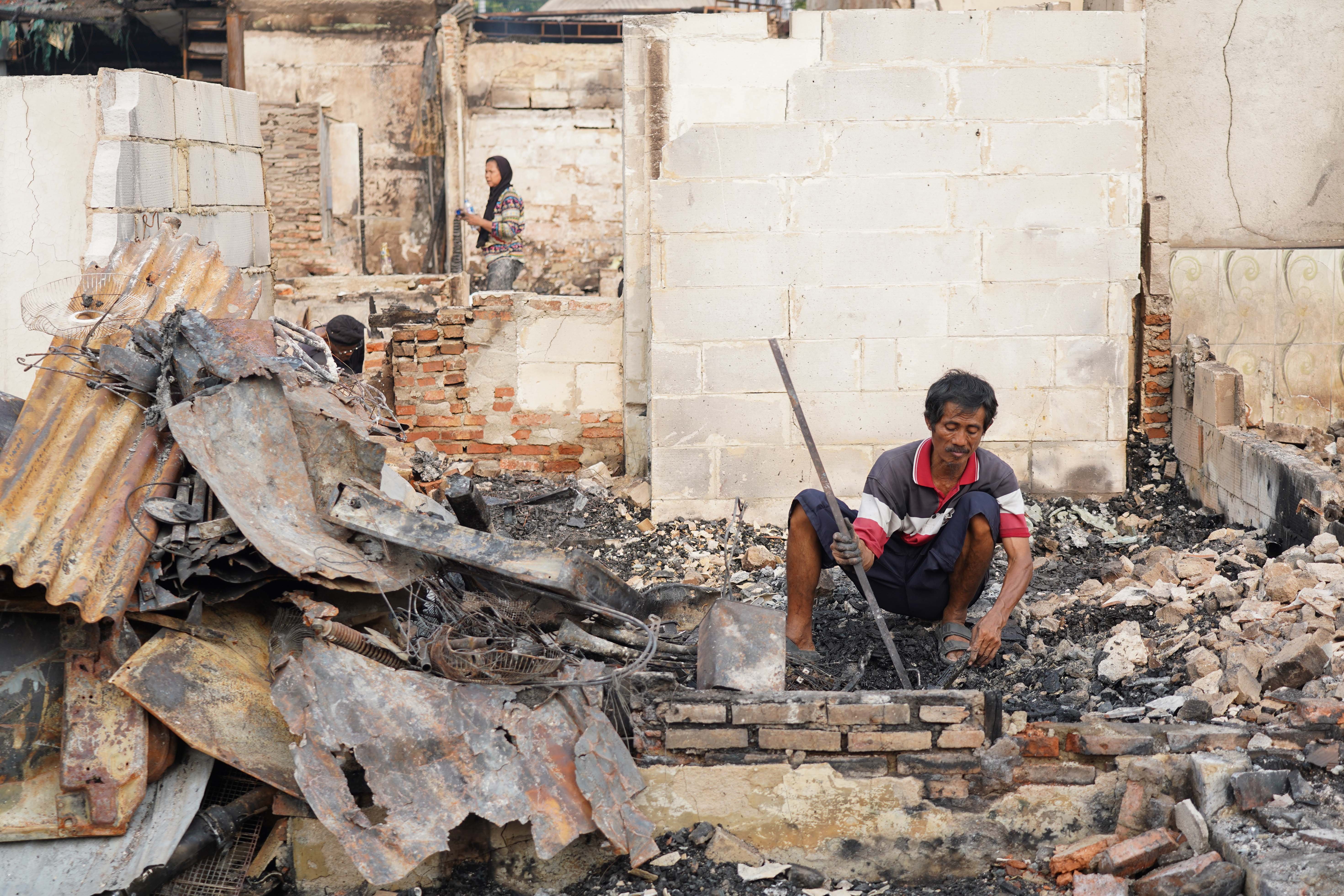 Warga mencari barang di rumahnya yang telah terbakar di kawasan Kebon Kosong, Kemayoran, Jakarta, Selasa (2/6/2026). Badan Penanggulangan Bencana Daerah (BPBD) DKI Jakarta mencatat sebanyak 674 warga dari 354 kepala keluarga (KK) terdampak dalam kebakaran yang terjadi pada Senin (1/6) malam.