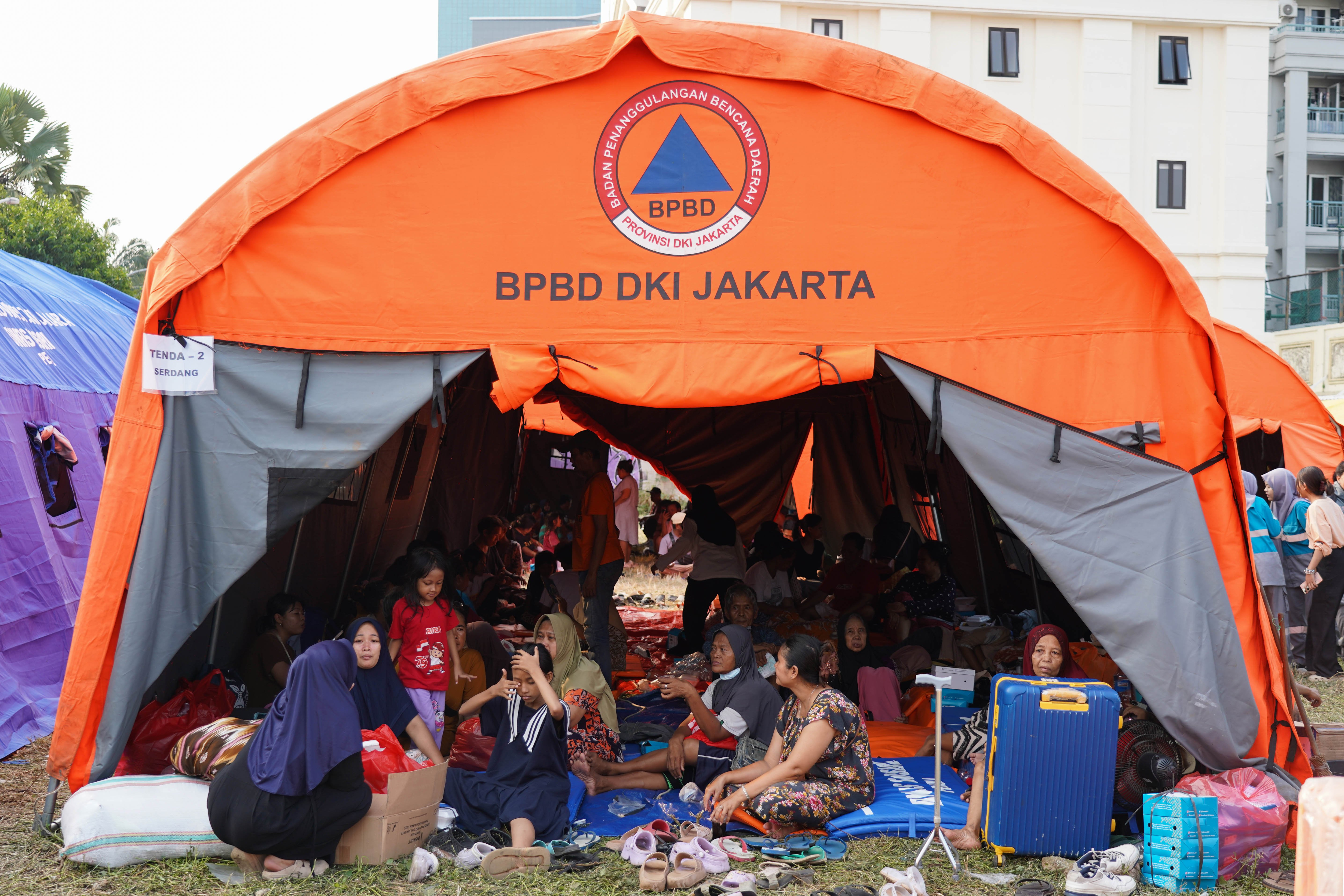 Sejumlah warga korban kebakaran berada di tenda pengungsian di kawasan Kebon Kosong, Kemayoran, Jakarta, Selasa (2/6/2026). Badan Penanggulangan Bencana Daerah (BPBD) DKI Jakarta mencatat sebanyak 674 warga dari 354 kepala keluarga (KK) terdampak dalam kebakaran yang terjadi pada Senin (1/6) malam.