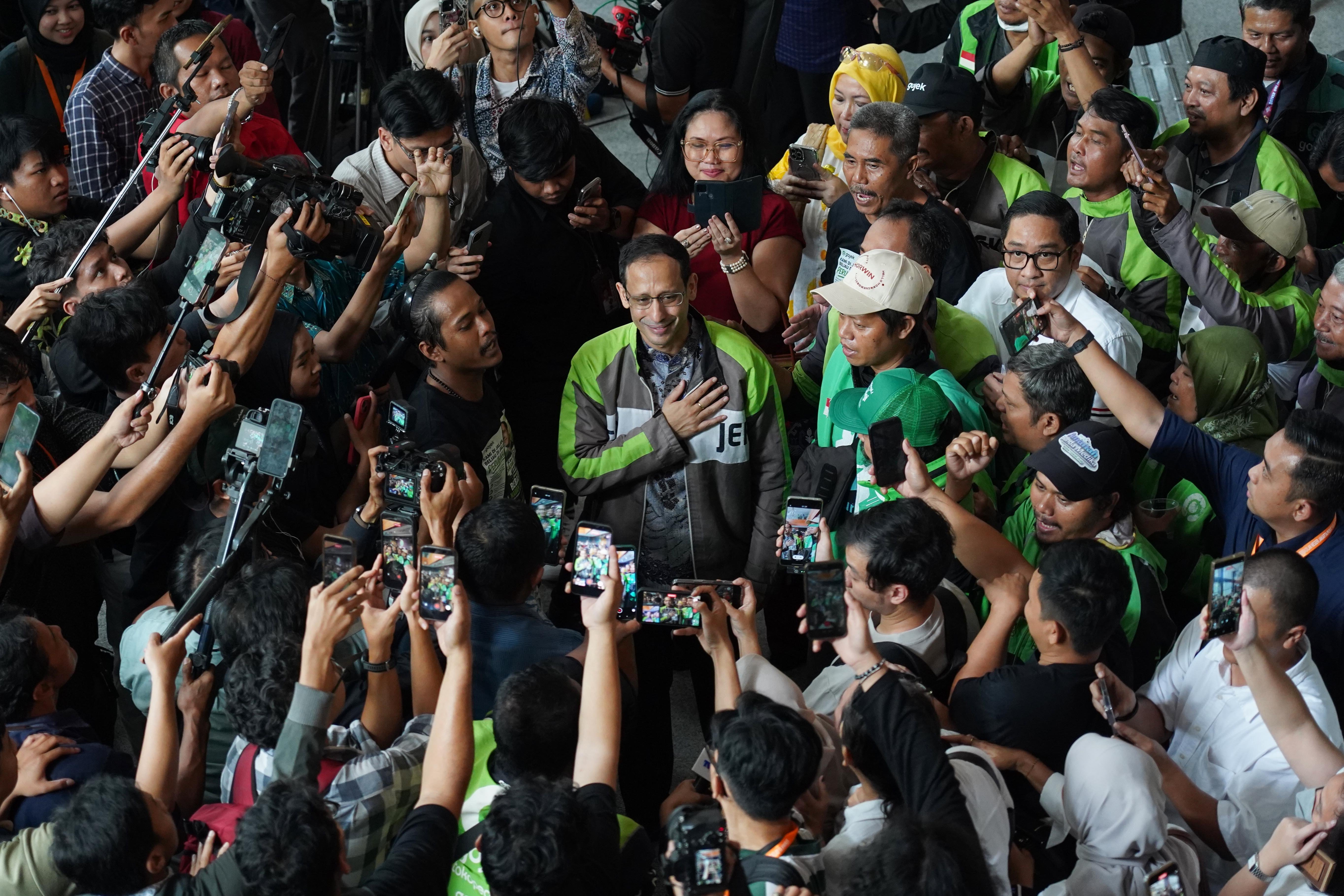 Terdakwa kasus dugaan korupsi pengadaan Chromebook dalam program digitalisasi pendidikan di Kemendikbudristek Nadiem Anwar Makarim (tengah) usai menyampaikan nota pembelaan (pledoi) di Pengadilan Tipikor, Jakarta, Selasa (2/6/2026). Dalam pledoinya Nadiem membantah pernyataan Jaksa Penuntut Umum (JPU) yang menuntut dirinya telah memperkaya Google dalam pengadaan Chromebook dan mengingatkan bahwa mayoritas investasi yang dilakukan Google ke Gojek terjadi sebelum dirinya menjadi menteri.