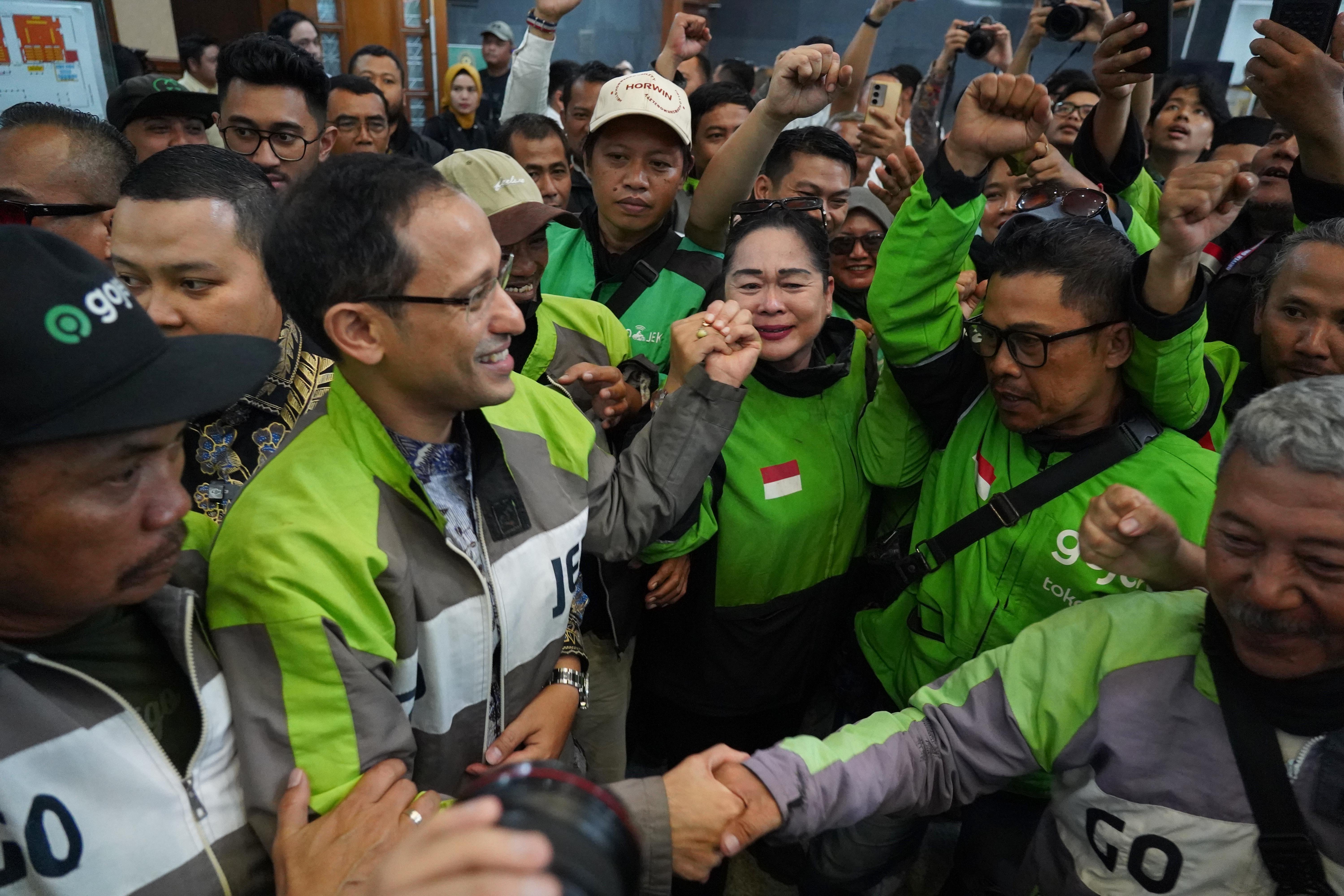 Pengemudi ojek online menyemangati terdakwa kasus dugaan korupsi pengadaan Chromebook dalam program digitalisasi pendidikan di Kemendikbudristek Nadiem Anwar Makarim (kedua kiri) usai menyampaikan nota pembelaan (pledoi) di Pengadilan Tipikor, Jakarta, Selasa (2/6/2026). Dalam pledoinya Nadiem membantah pernyataan Jaksa Penuntut Umum (JPU) yang menuntut dirinya telah memperkaya Google dalam pengadaan Chromebook dan mengingatkan bahwa investasi oleh Google ke Gojek terjadi sebelum dirinya menjadi menteri