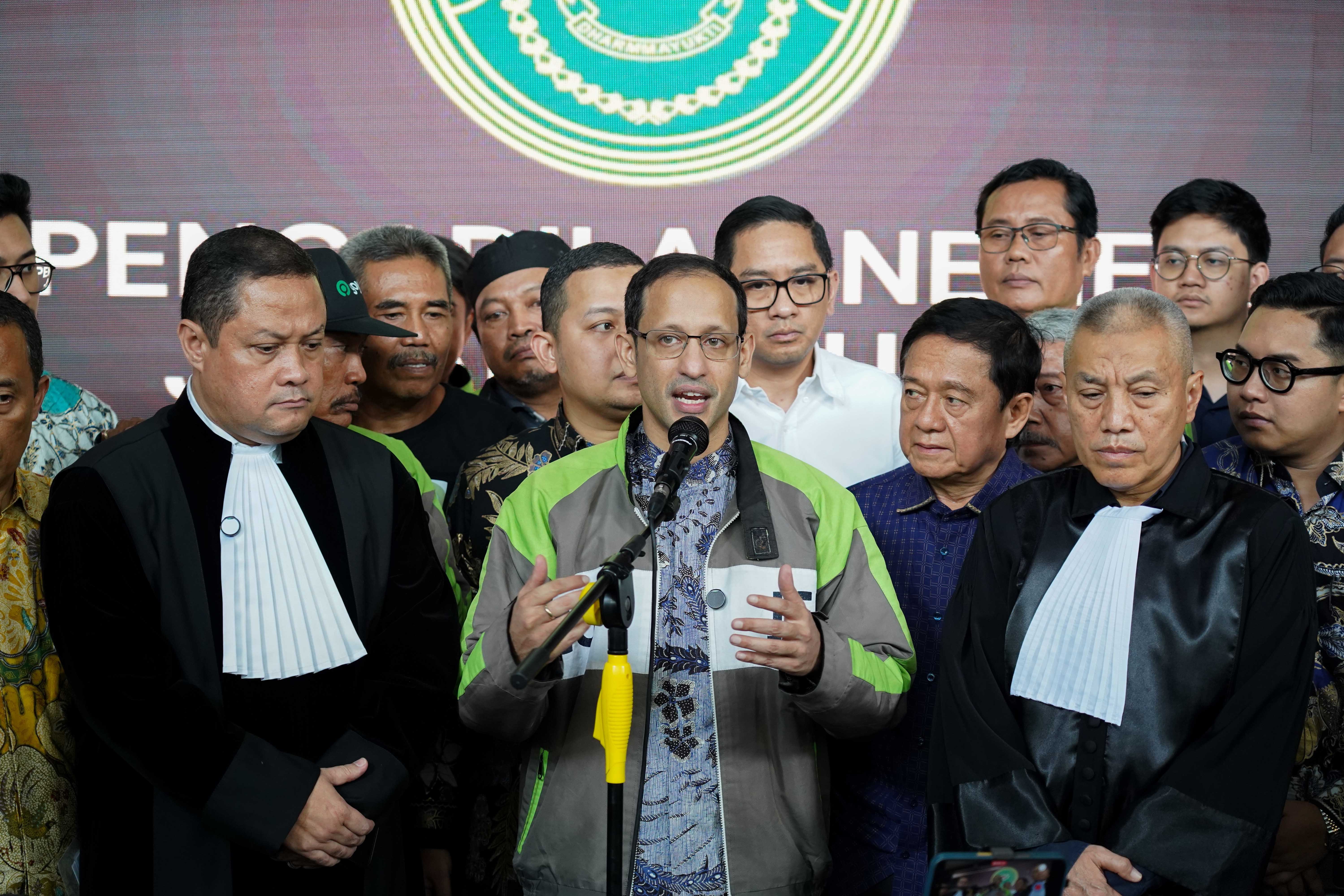 Terdakwa kasus dugaan korupsi pengadaan Chromebook dalam program digitalisasi pendidikan di Kemendikbudristek Nadiem Anwar Makarim (tengah) menjawab pertanyaan wartawan usai menyampaikan nota pembelaan (pledoi) di Pengadilan Tipikor, Jakarta, Selasa (2/6/2026). Dalam pledoinya Nadiem membantah pernyataan Jaksa Penuntut Umum (JPU) yang menuntut dirinya telah memperkaya Google dalam pengadaan Chromebook dan mengingatkan bahwa mayoritas investasi yang dilakukan Google ke Gojek terjadi sebelum dirinya menjadi m
