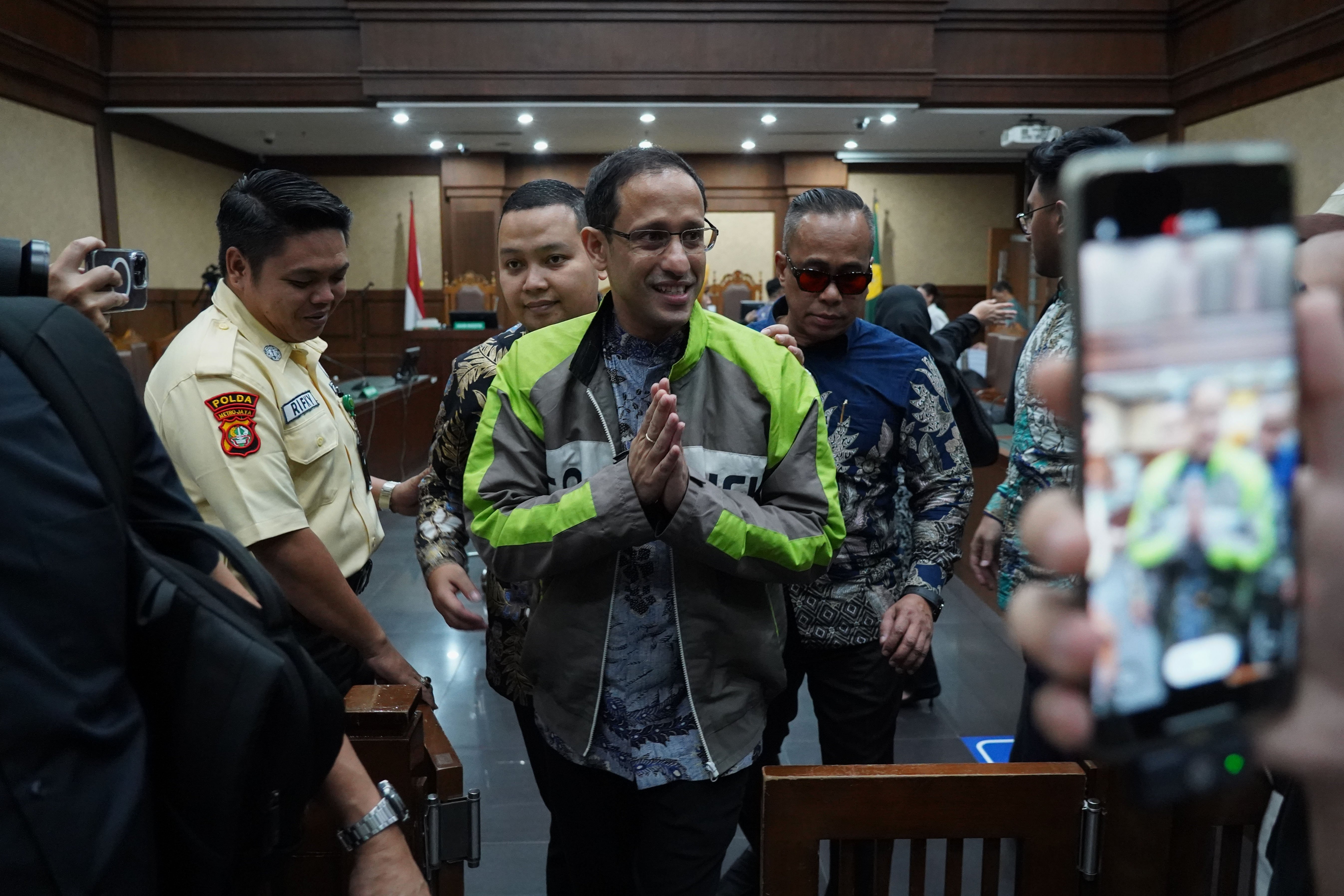 Terdakwa kasus dugaan korupsi pengadaan Chromebook dalam program digitalisasi pendidikan di Kemendikbudristek Nadiem Anwar Makarim berjalan keluar ruang sidang usai menyampaikan nota pembelaan (pledoi) di Pengadilan Tipikor, Jakarta, Selasa (2/6/2026). Dalam pledoinya Nadiem membantah pernyataan Jaksa Penuntut Umum (JPU) yang menuntut dirinya telah memperkaya Google dalam pengadaan Chromebook dan mengingatkan bahwa mayoritas investasi yang dilakukan Google ke Gojek terjadi sebelum dirinya menjadi menteri.