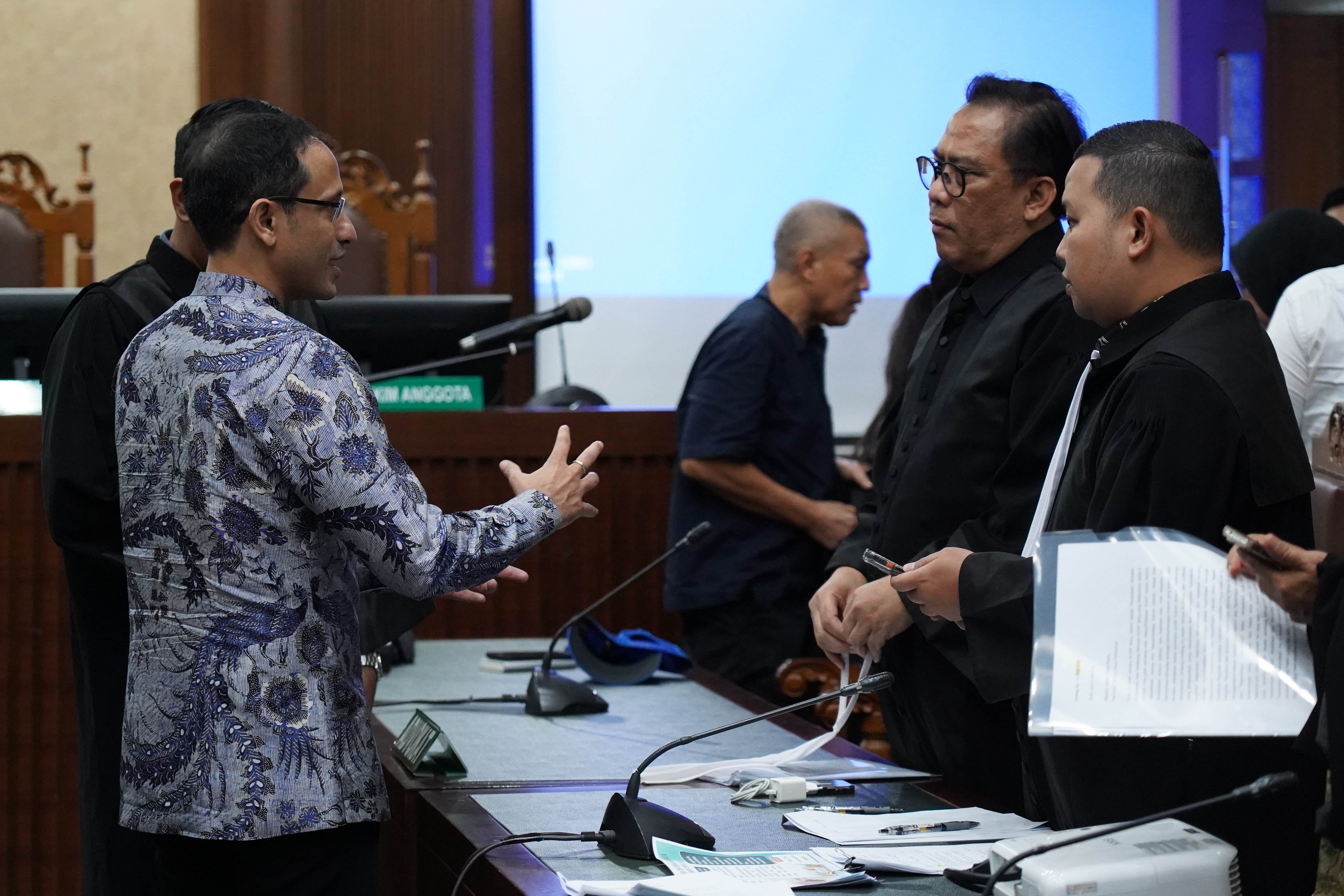 Terdakwa kasus dugaan korupsi pengadaan Chromebook dalam program digitalisasi pendidikan di Kemendikbudristek Nadiem Anwar Makarim berdiskusi dengan penasihat hukumnya usai menyampaikan nota pembelaan (pledoi) di Pengadilan Tipikor, Jakarta, Selasa (2/6/2026). Dalam pledoinya Nadiem membantah pernyataan Jaksa Penuntut Umum yang menuntut dirinya memperkaya Google dalam pengadaan Chromebook dan mengingatkan bahwa mayoritas investasi yang dilakukan Google ke Gojek terjadi sebelum dirinya menjadi menteri