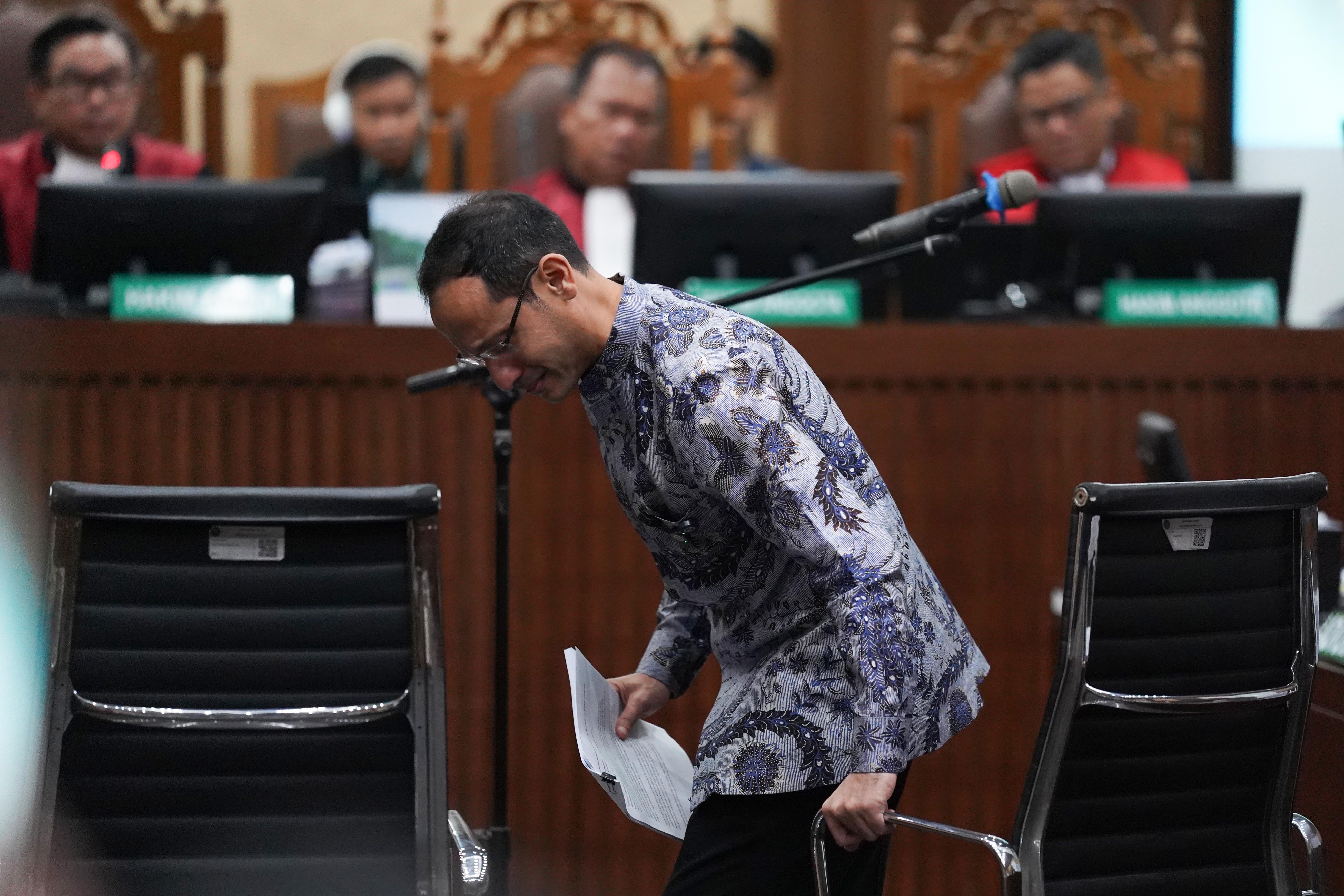 Terdakwa kasus dugaan korupsi pengadaan Chromebook dalam program digitalisasi pendidikan di Kemendikbudristek Nadiem Anwar Makarim kembali ke tempat duduknya usai menyampaikan nota pembelaan (pledoi) di Pengadilan Tipikor, Jakarta, Selasa (2/6/2026). Dalam pledoinya Nadiem membantah pernyataan Jaksa Penuntut Umum (JPU) yang menuntut dirinya telah memperkaya Google dalam pengadaan Chromebook dan mengingatkan bahwa mayoritas investasi yang dilakukan Google ke Gojek terjadi sebelum dirinya menjadi menteri.