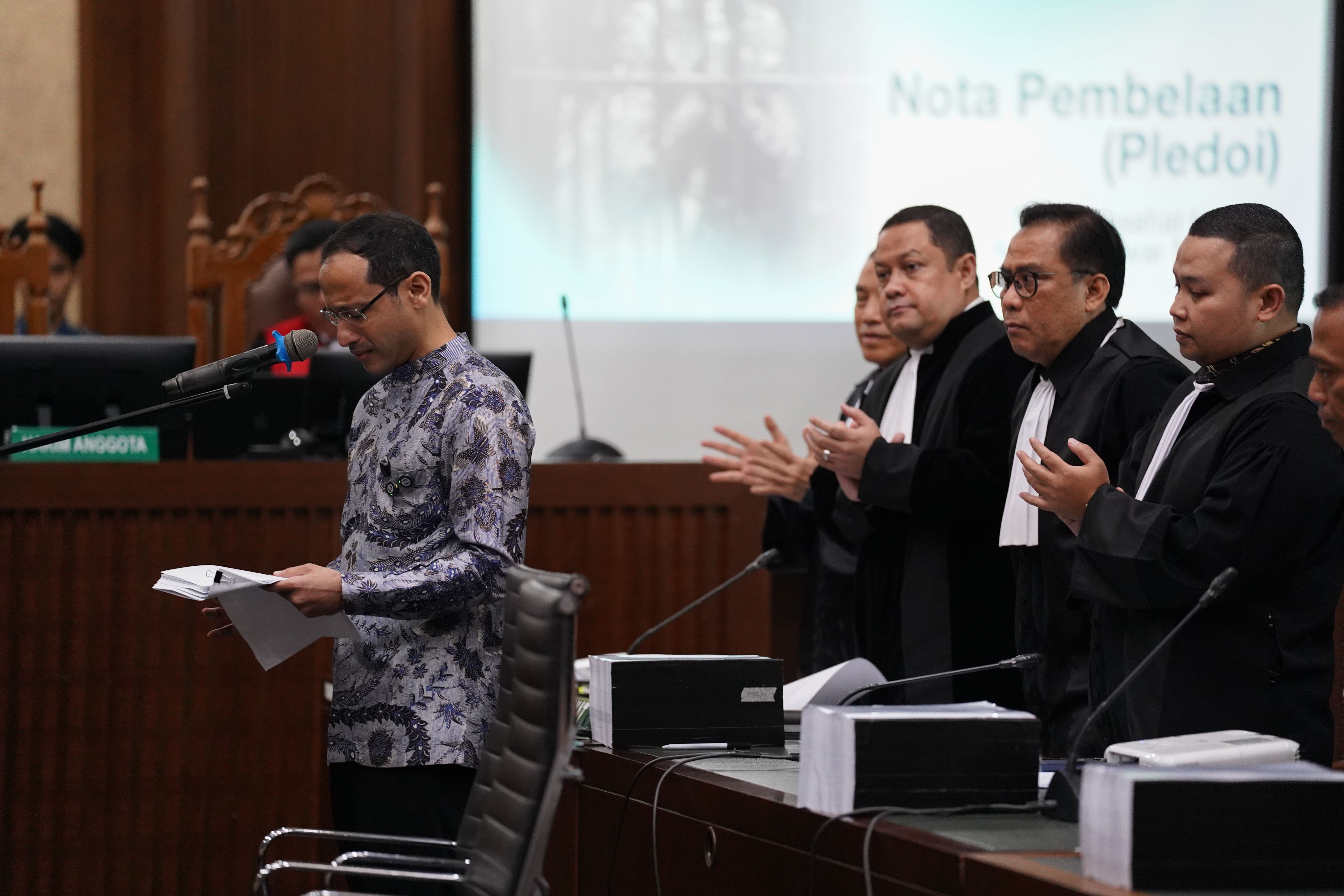 Terdakwa kasus dugaan korupsi pengadaan Chromebook dalam program digitalisasi pendidikan di Kemendikbudristek Nadiem Anwar Makarim menyampaikan nota pembelaan (pledoi) di Pengadilan Tipikor, Jakarta, Selasa (2/6/2026). Dalam pledoinya Nadiem membantah pernyataan Jaksa Penuntut Umum (JPU) yang menuntut dirinya telah memperkaya Google dalam pengadaan Chromebook dan mengingatkan bahwa mayoritas investasi yang dilakukan Google ke Gojek terjadi sebelum dirinya menjadi menteri.