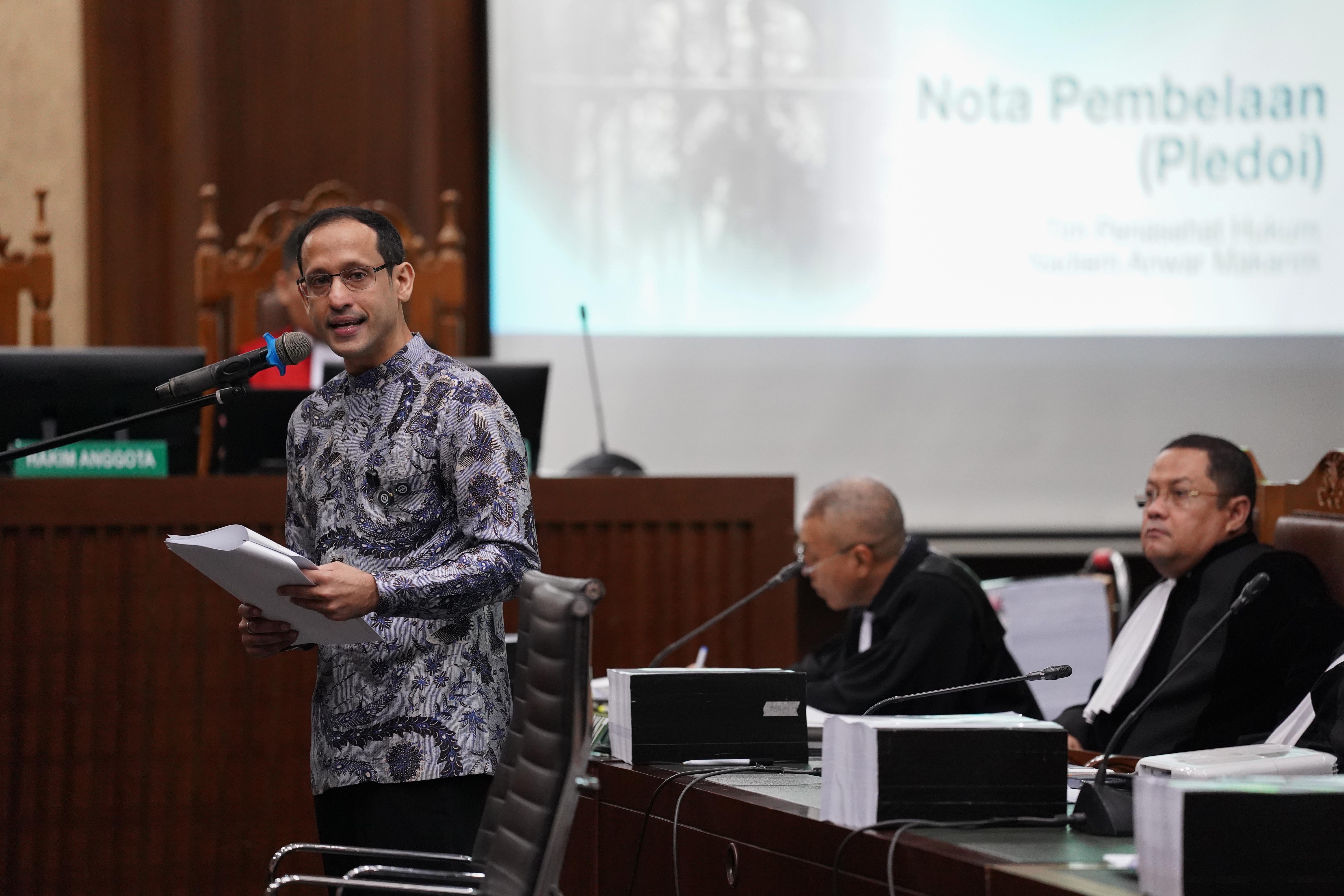 Terdakwa kasus dugaan korupsi pengadaan Chromebook dalam program digitalisasi pendidikan di Kemendikbudristek Nadiem Anwar Makarim menyampaikan nota pembelaan (pledoi) di Pengadilan Tipikor, Jakarta, Selasa (2/6/2026). Dalam pledoinya Nadiem membantah pernyataan Jaksa Penuntut Umum (JPU) yang menuntut dirinya telah memperkaya Google dalam pengadaan Chromebook dan mengingatkan bahwa mayoritas investasi yang dilakukan Google ke Gojek terjadi sebelum dirinya menjadi menteri.