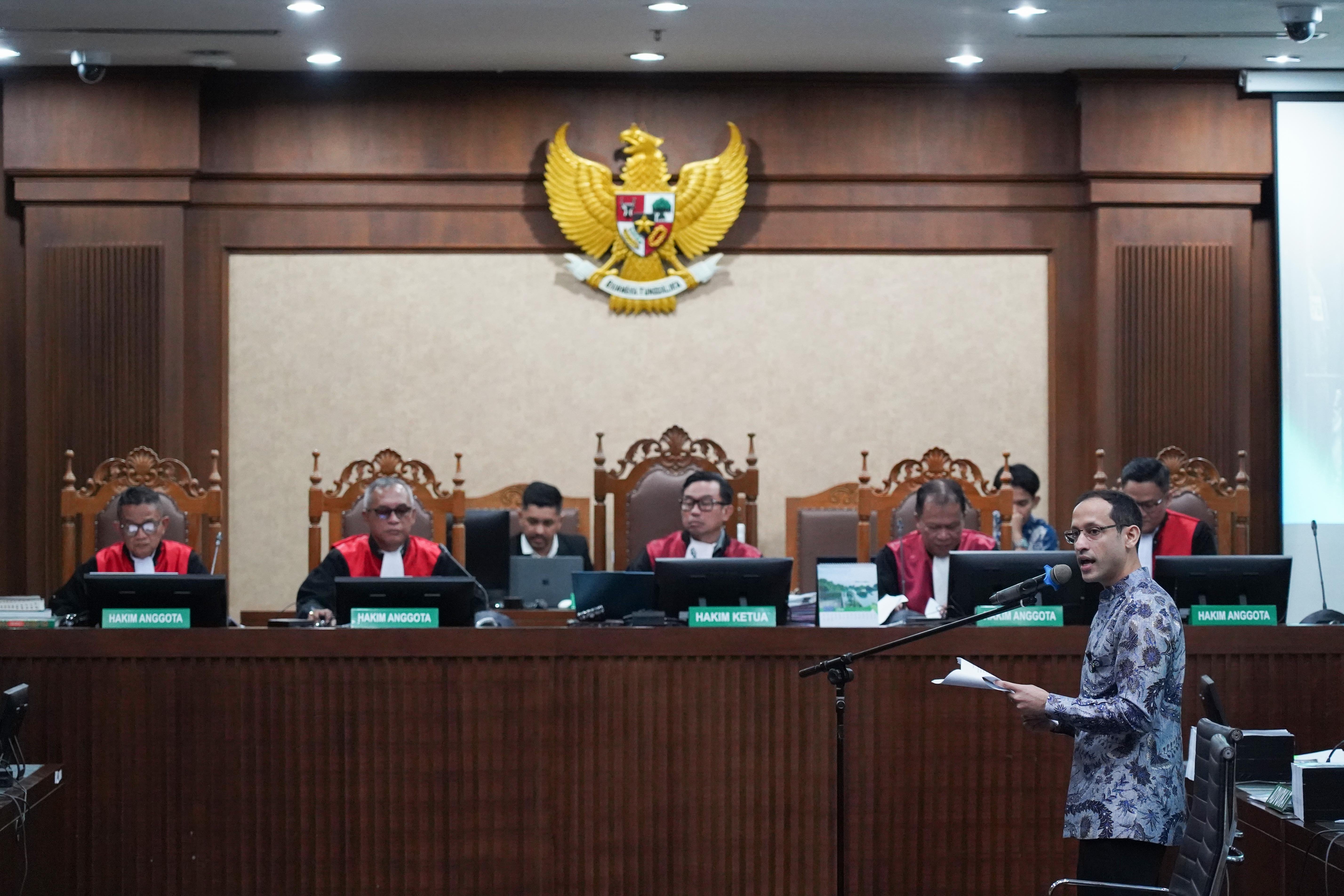Terdakwa kasus dugaan korupsi pengadaan Chromebook dalam program digitalisasi pendidikan di Kemendikbudristek Nadiem Anwar Makarim menyampaikan nota pembelaan (pledoi) di Pengadilan Tipikor, Jakarta, Selasa (2/6/2026). Dalam pledoinya Nadiem membantah pernyataan Jaksa Penuntut Umum (JPU) yang menuntut dirinya telah memperkaya Google dalam pengadaan Chromebook dan mengingatkan bahwa mayoritas investasi yang dilakukan Google ke Gojek terjadi sebelum dirinya menjadi menteri.