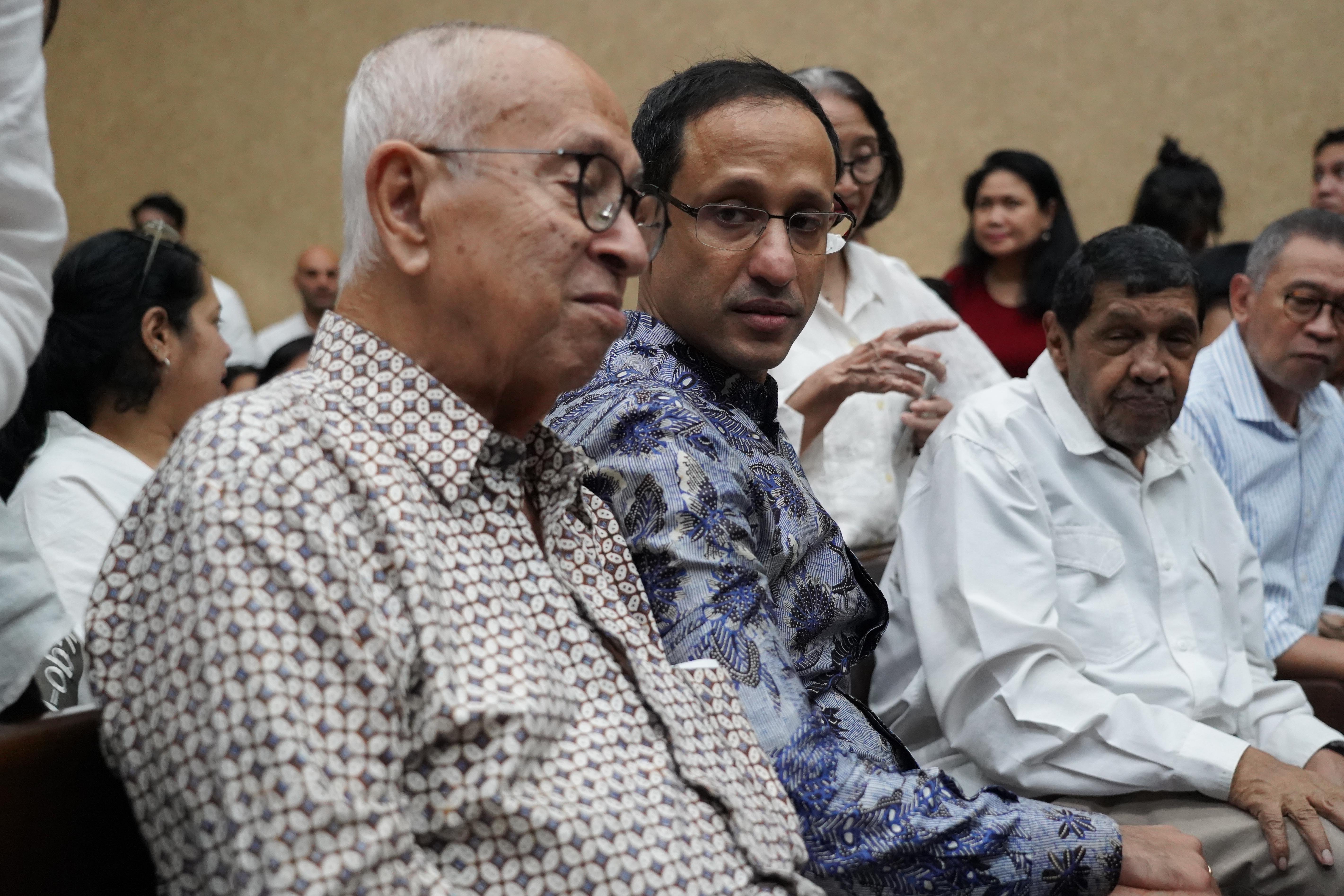 Terdakwa kasus dugaan korupsi pengadaan Chromebook dalam program digitalisasi pendidikan di Kemendikbudristek Nadiem Anwar Makarim (tengah) didampingi ayahnya sebelum menyampaikan nota pembelaan (pledoi) di Pengadilan Tipikor, Jakarta, Selasa (2/6/2026). Dalam pledoinya Nadiem membantah pernyataan Jaksa Penuntut Umum (JPU) yang menuntut dirinya telah memperkaya Google dalam pengadaan Chromebook dan mengingatkan bahwa mayoritas investasi yang dilakukan Google ke Gojek terjadi sebelum dirinya menjadi menteri.