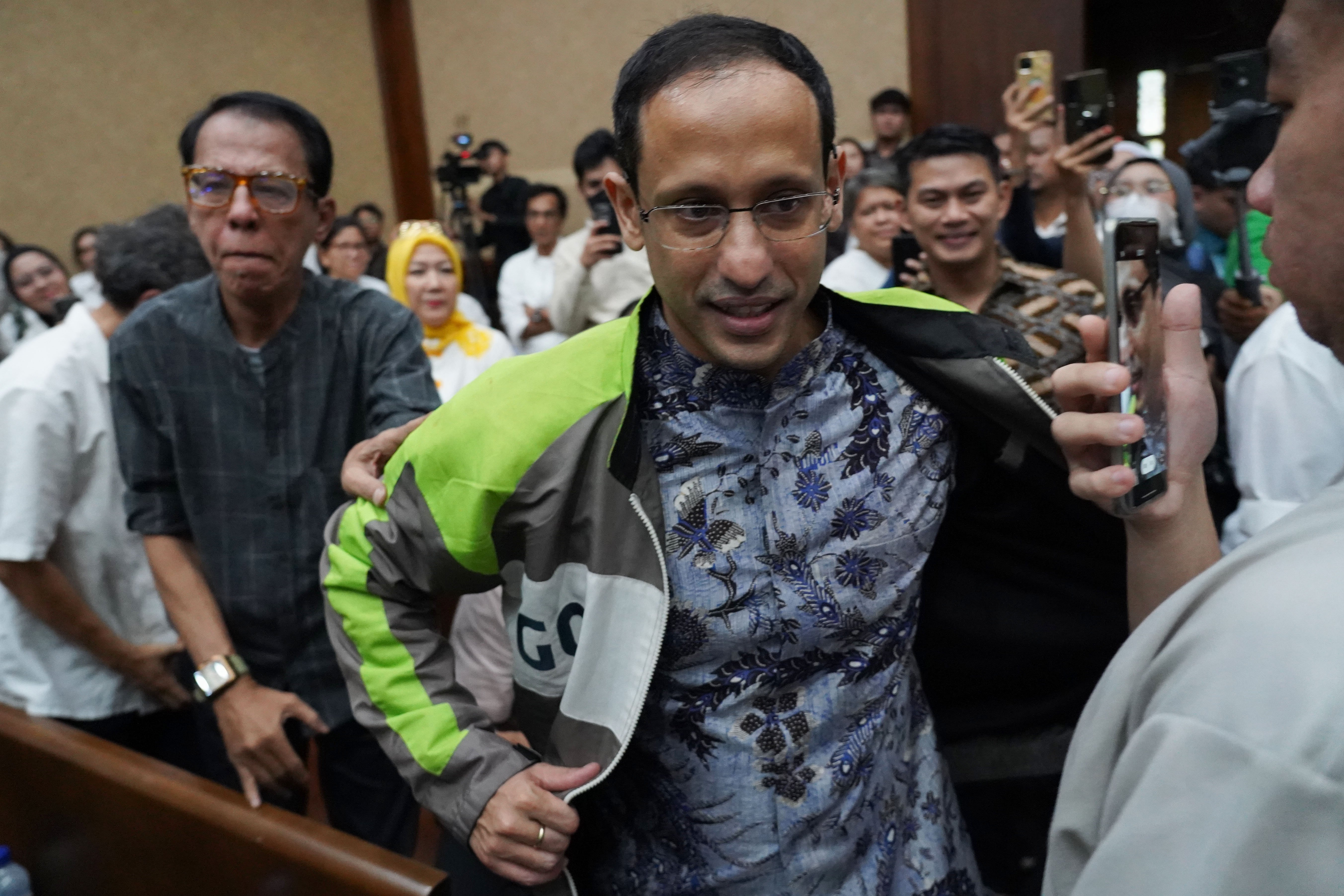 Terdakwa kasus dugaan korupsi pengadaan Chromebook dalam program digitalisasi pendidikan di Kemendikbudristek Nadiem Anwar Makarim memasuki ruang sidang untuk menyampaikan nota pembelaan (pledoi) di Pengadilan Tipikor, Jakarta, Selasa (2/6/2026). Dalam pledoinya Nadiem membantah pernyataan Jaksa Penuntut Umum (JPU) yang menuntut dirinya telah memperkaya Google dalam pengadaan Chromebook dan mengingatkan bahwa mayoritas investasi yang dilakukan Google ke Gojek terjadi sebelum dirinya menjadi menteri.
