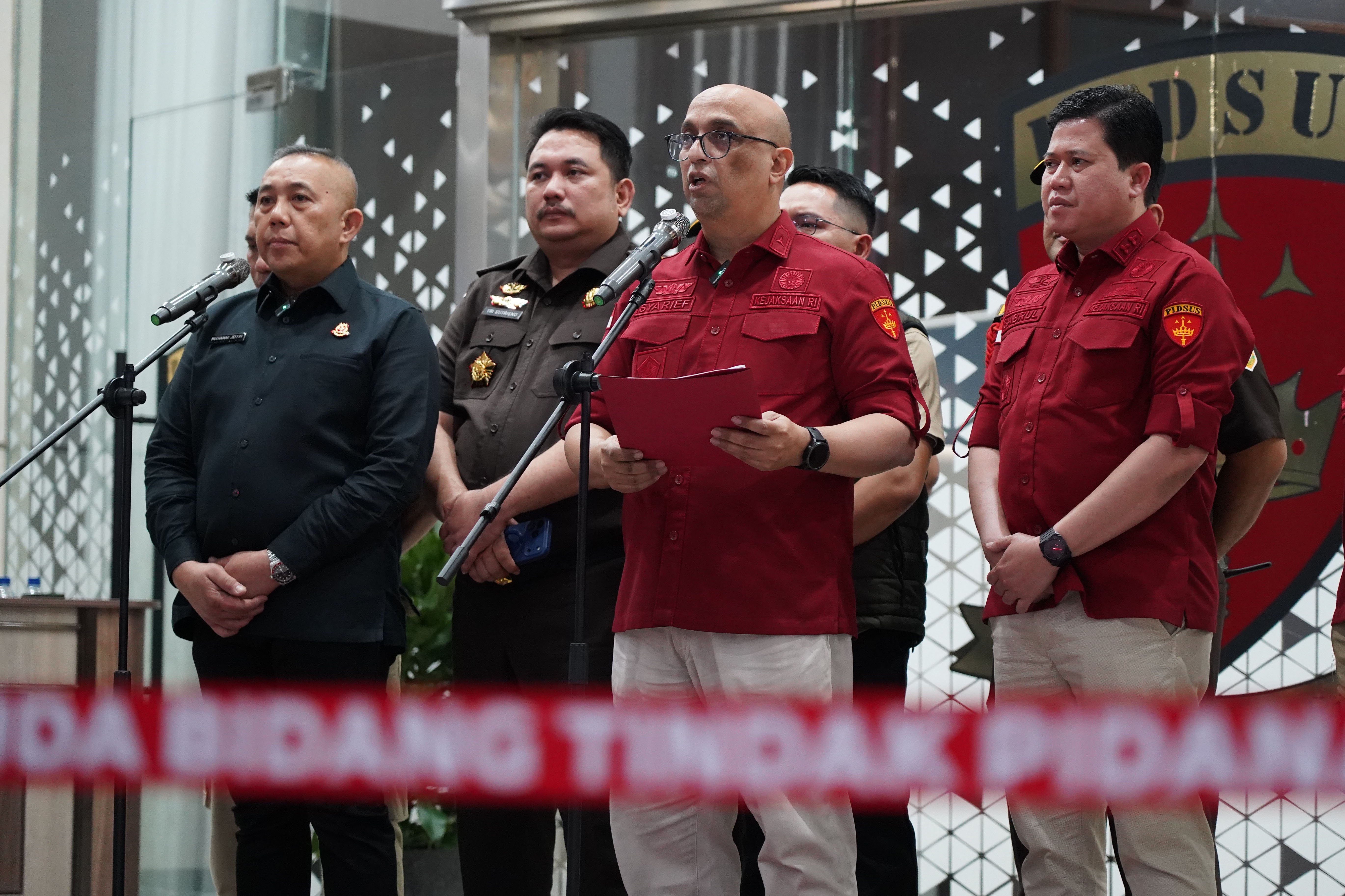 Direktur Penyidikan Jampidsus Kejagung Syarief Sulaeman Nahdi (kedua kanan) menyampaikan keterangan terkait dugaan tindak pidana korupsi tata kelola program Makan Bergizi Gratis (MBG) di Kejaksaan Agung (Kejagung), Jakarta, Rabu (3/6/2026). Kejagung menetapkan mantan Kepala BGN Dadan Hindayana bersama mantan Wakil Kepala BGN Sony Sonjaya dan Lodewyk Pusung sebagai tersangka dugaan tindak pidana korupsi tata kelola program MBG