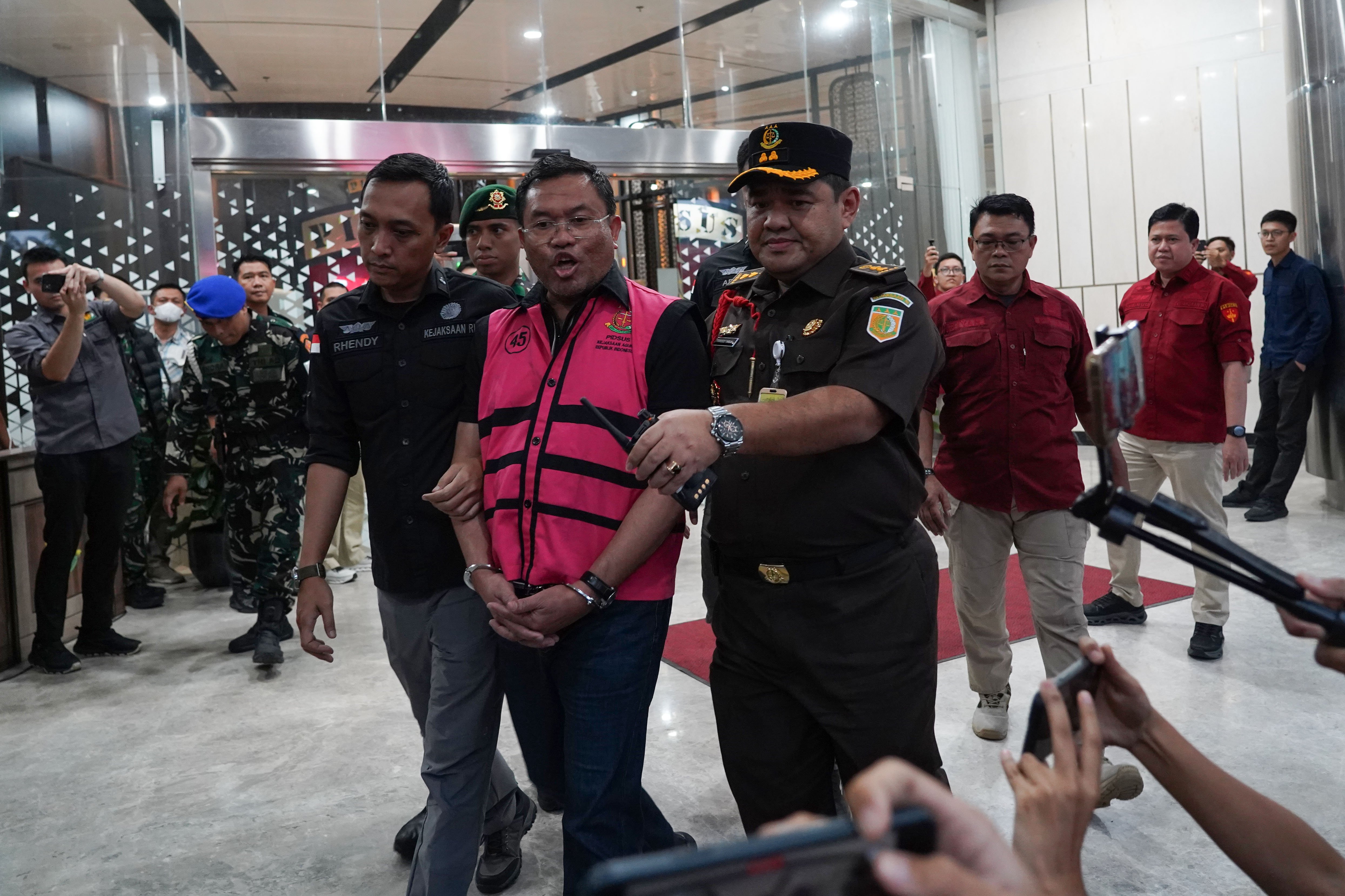 Mantan Wakil Kepala Badan Gizi Nasional (BGN) Sony Sonjaya (tengah) digiring petugas menuju mobil tahanan usai menjalani pemeriksaan di Kejaksaan Agung (Kejagung), Jakarta, Rabu (3/6/2026). Kejagung menetapkan mantan Kepala BGN Dadan Hindayana bersama mantan Wakil Kepala BGN Sony Sonjaya dan Lodewyk Pusung sebagai tersangka dugaan tindak pidana korupsi tata kelola program Makan Bergizi Gratis (MBG).