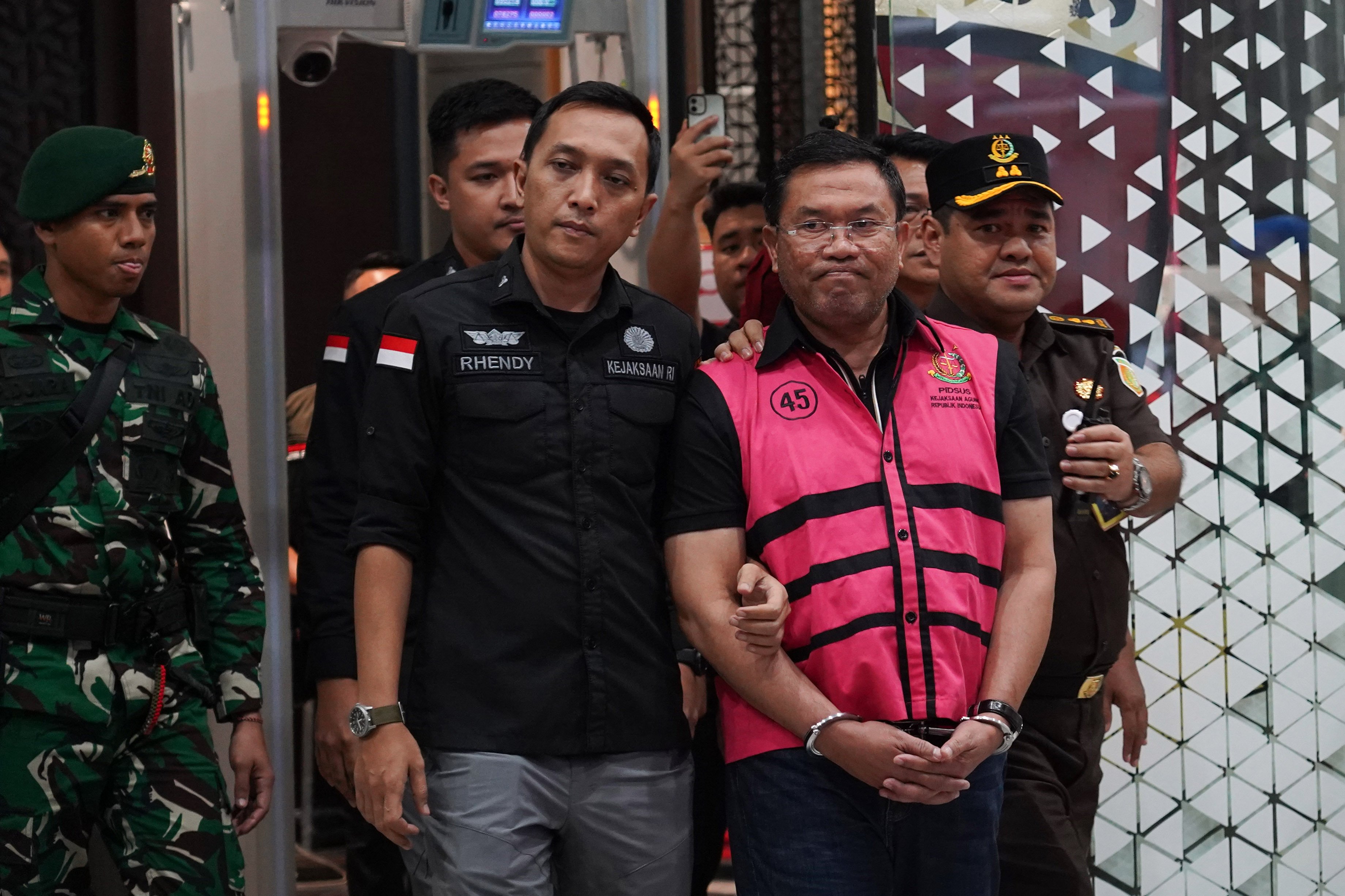 Kejagung tetapkan Mantan Kepala BGN Dadan Hindayana bersama Wakil Kepala BGN Sony Sonjaya dan Lodewyk Pusung sebagai tersangka (Foto: Katadata/Fauza S