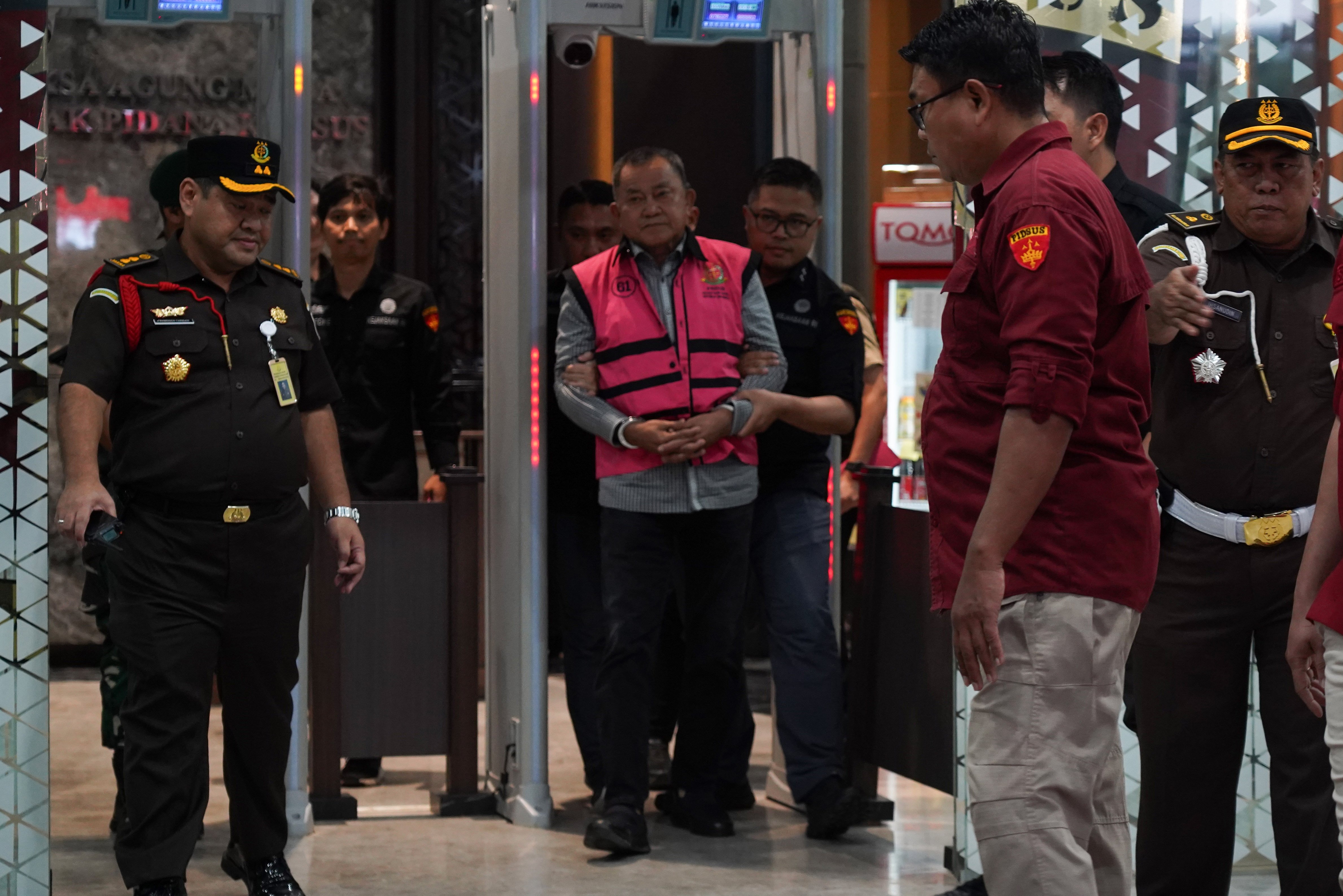 Mantan Wakil Kepala Badan Gizi Nasional (BGN) Lodewyk Pusung (tengah) digiring petugas menuju mobil tahanan usai menjalani pemeriksaan di Kejaksaan Agung (Kejagung), Jakarta, Rabu (3/6/2026). Kejagung menetapkan mantan Kepala BGN Dadan Hindayana bersama mantan Wakil Kepala BGN Sony Sonjaya dan Lodewyk Pusung sebagai tersangka dugaan tindak pidana korupsi tata kelola program Makan Bergizi Gratis (MBG).