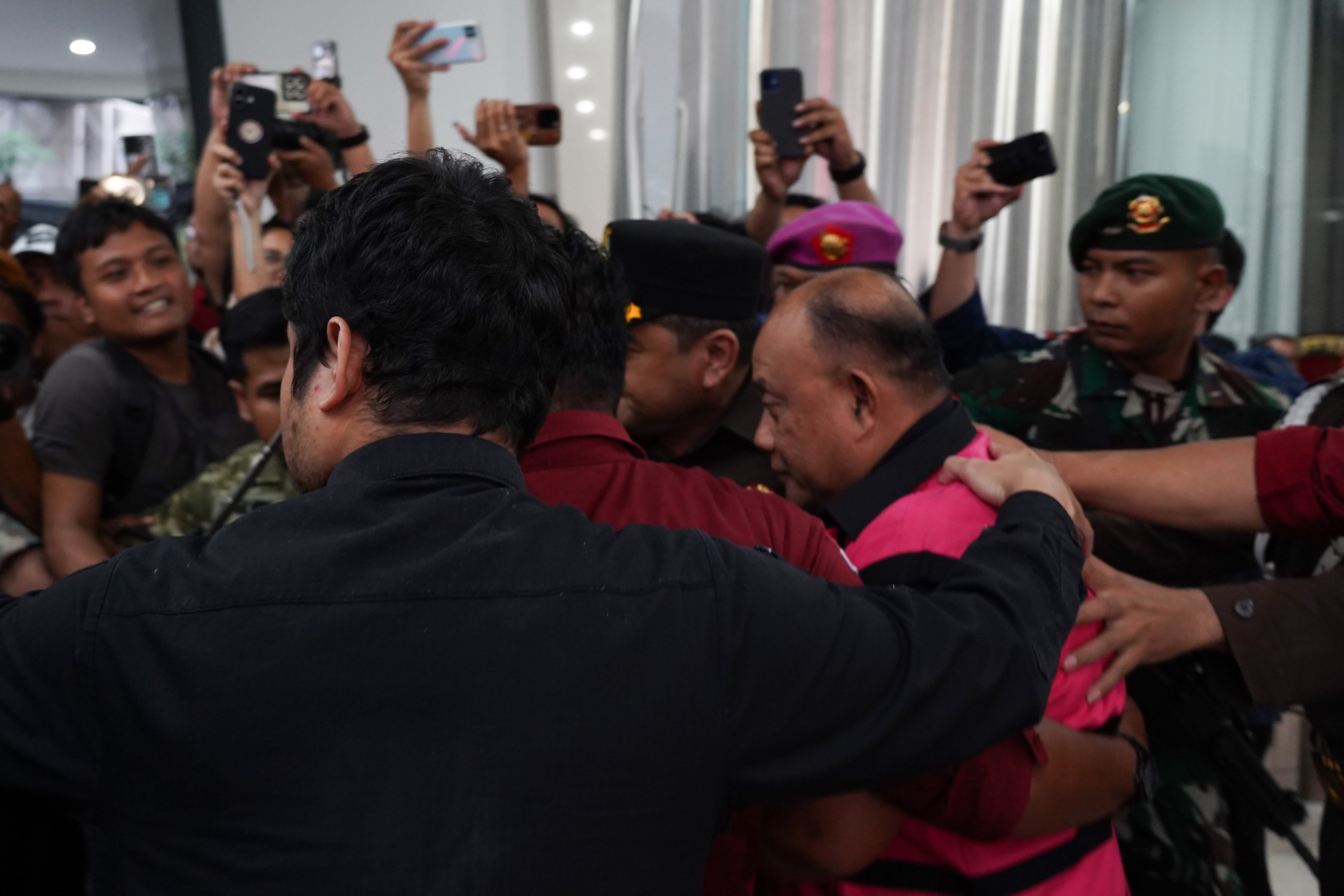 Mantan Kepala Badan Gizi Nasional (BGN) Dadan Hindayana (kedua kanan) digiring petugas menuju mobil tahanan usai menjalani pemeriksaan di Kejaksaan Agung (Kejagung), Jakarta, Rabu (3/6/2026). Kejagung menetapkan mantan Kepala BGN Dadan Hindayana bersama mantan Wakil Kepala BGN Sony Sonjaya dan Lodewyk Pusung sebagai tersangka dugaan tindak pidana korupsi tata kelola program Makan Bergizi Gratis (MBG).