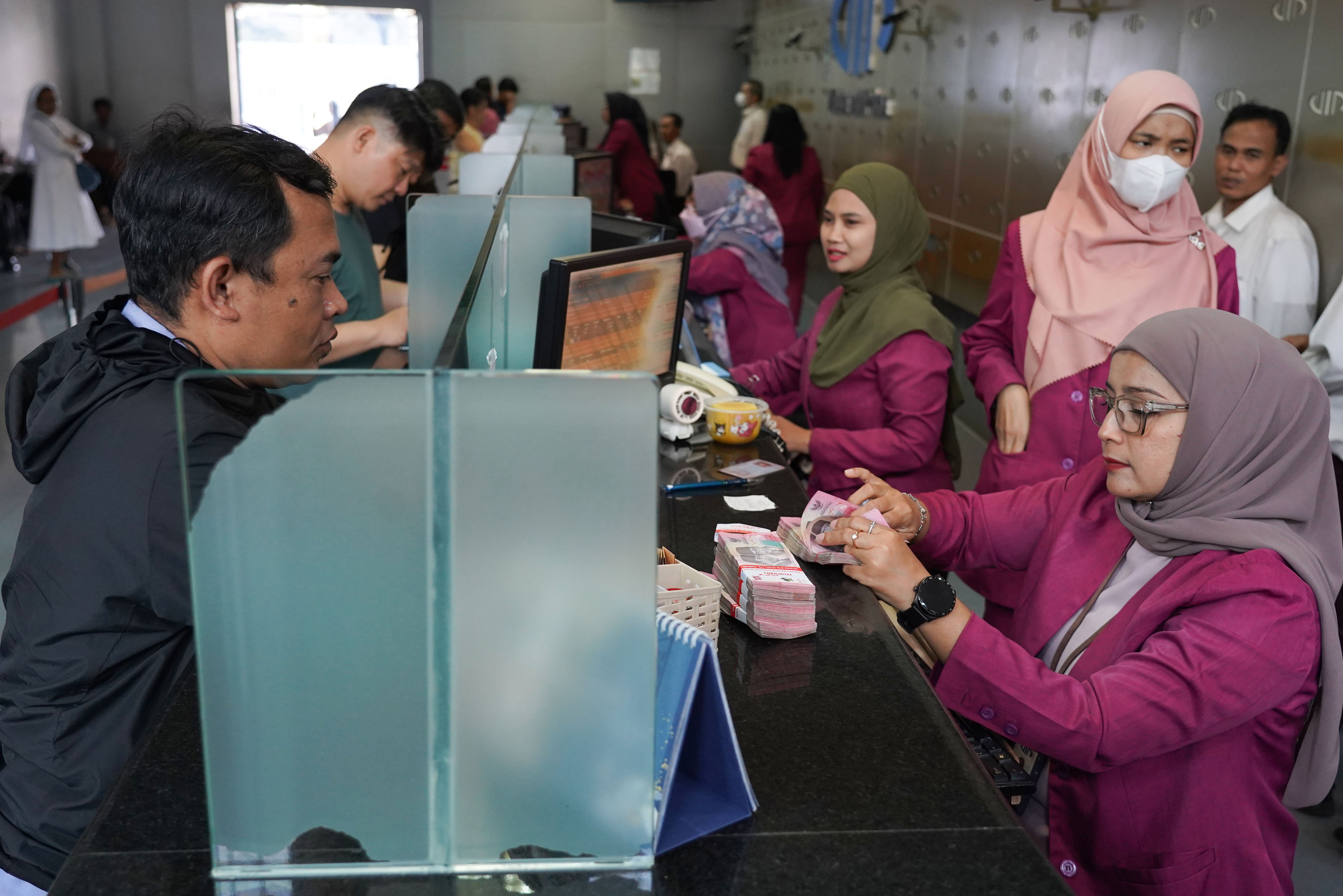 Petugas melayani warga yang hendak menukarkan mata uang di gerai penukaran uang asing di Jakarta, Kamis (4/6/2026). Nilai tukar rupiah rupiah terhadap dolar AS ditutup melemah 0,46 persen menjadi Rp18.049 per dolar AS dari sebelumnya Rp17.966 per dolar AS.