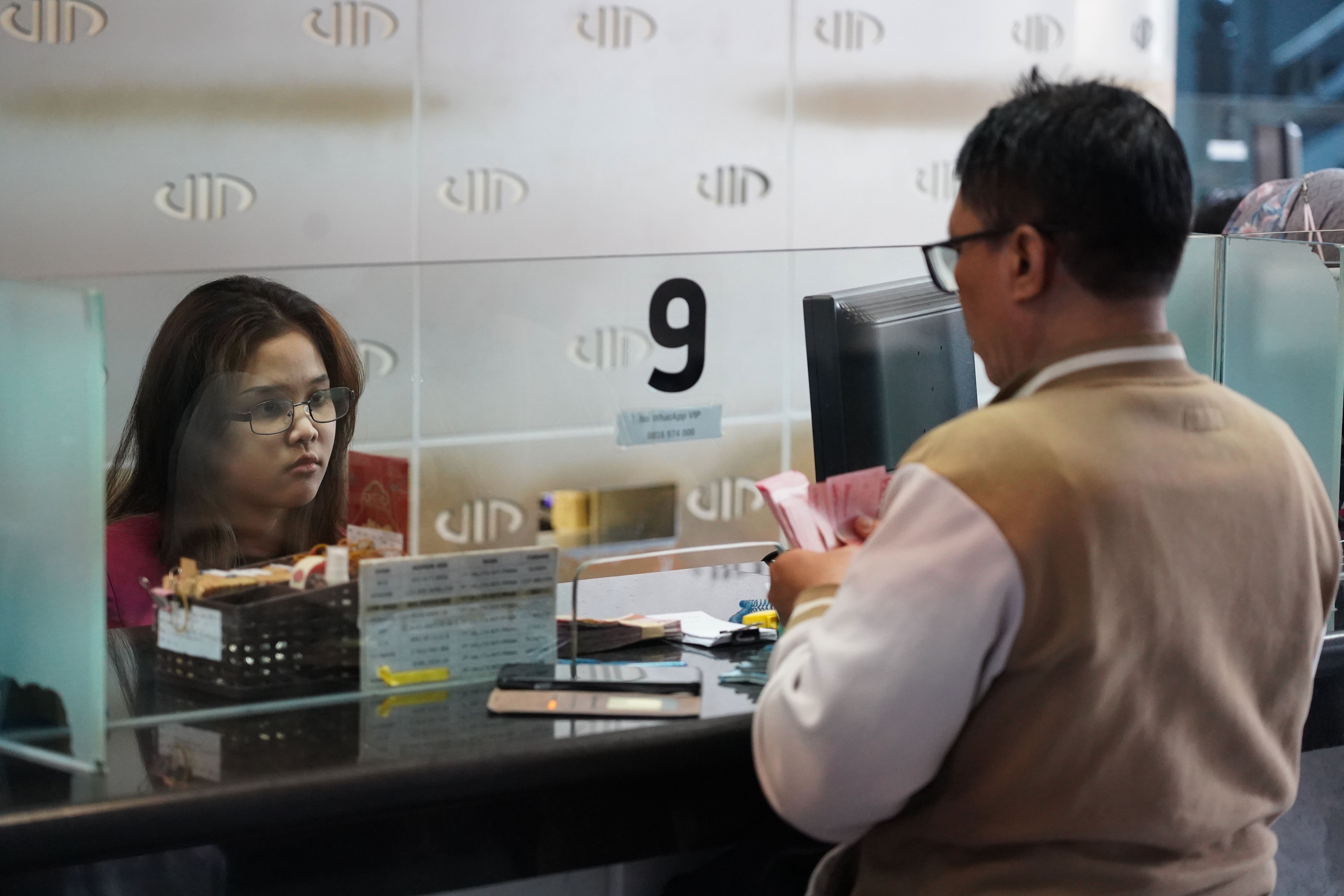 Petugas melayani warga yang hendak menukarkan mata uang di gerai penukaran uang asing di Jakarta, Kamis (4/6/2026). Nilai tukar rupiah rupiah terhadap dolar AS ditutup melemah 0,46 persen menjadi Rp18.049 per dolar AS dari sebelumnya Rp17.966 per dolar AS.