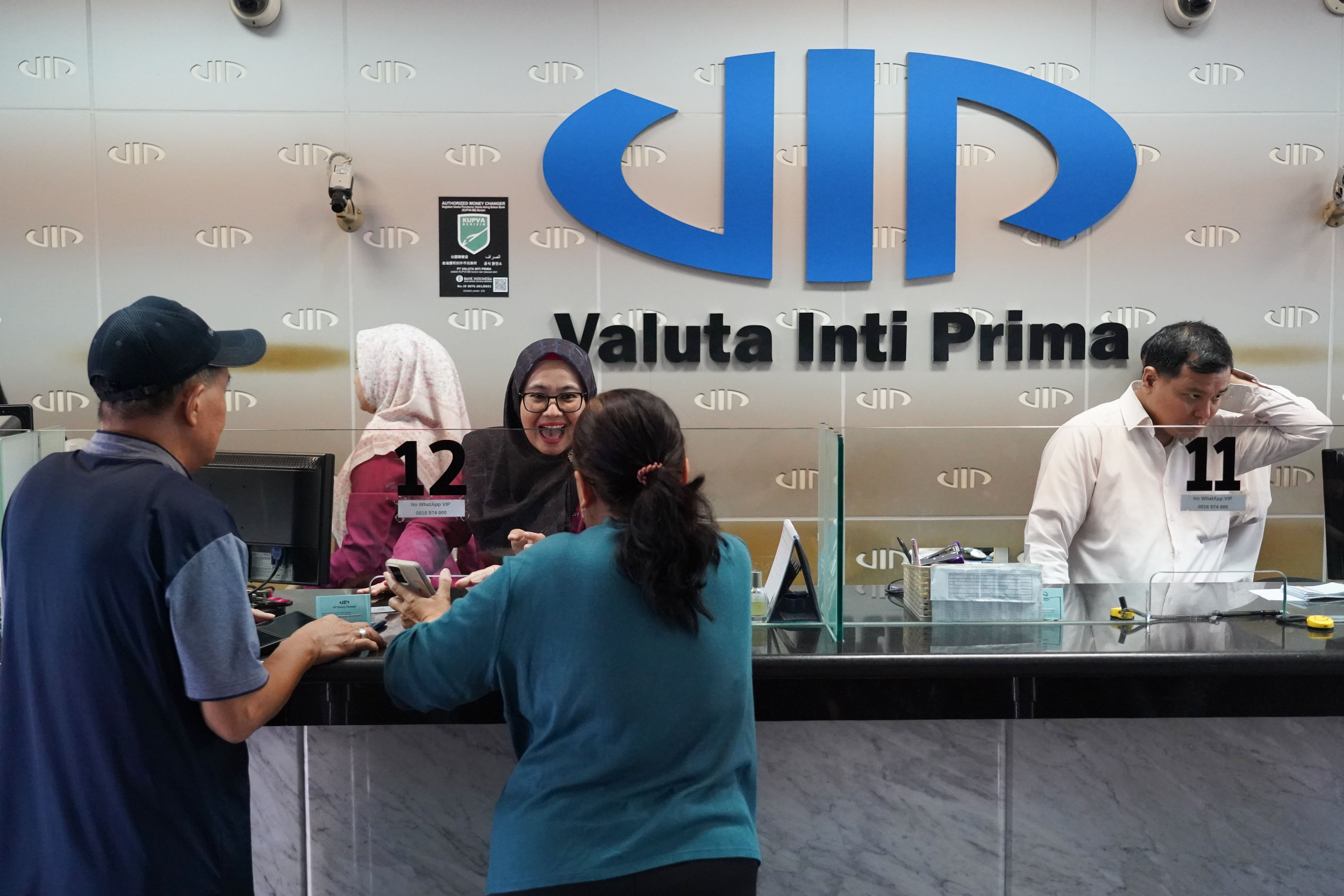 Petugas melayani warga yang hendak menukarkan mata uang di gerai penukaran uang asing di Jakarta, Kamis (4/6/2026). Nilai tukar rupiah rupiah terhadap dolar AS ditutup melemah 0,46 persen menjadi Rp18.049 per dolar AS dari sebelumnya Rp17.966 per dolar AS.