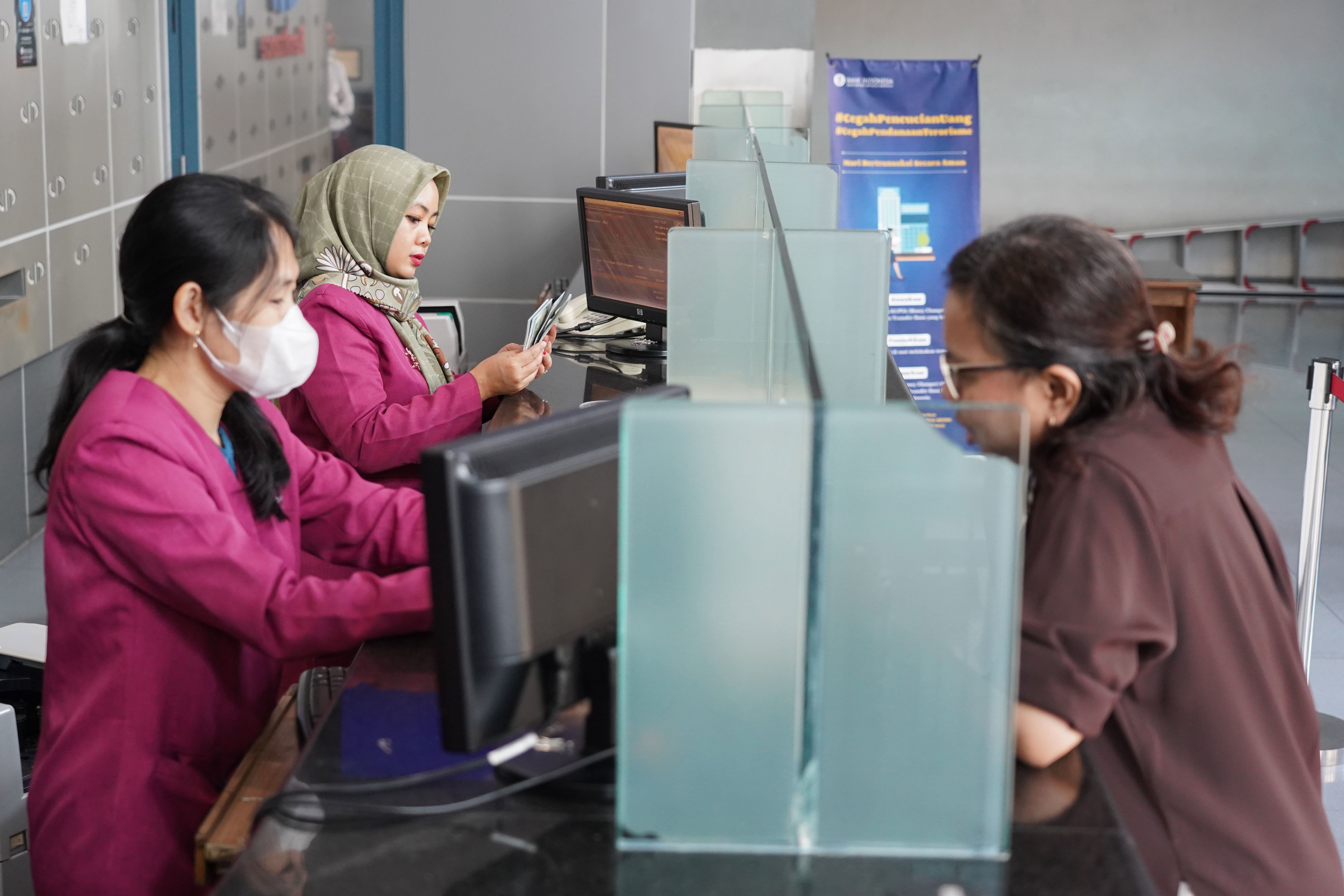 Petugas melayani warga yang hendak menukarkan mata uang di gerai penukaran uang asing di Jakarta, Kamis (4/6/2026). Nilai tukar rupiah rupiah terhadap dolar AS ditutup melemah 0,46 persen menjadi Rp18.049 per dolar AS dari sebelumnya Rp17.966 per dolar AS.