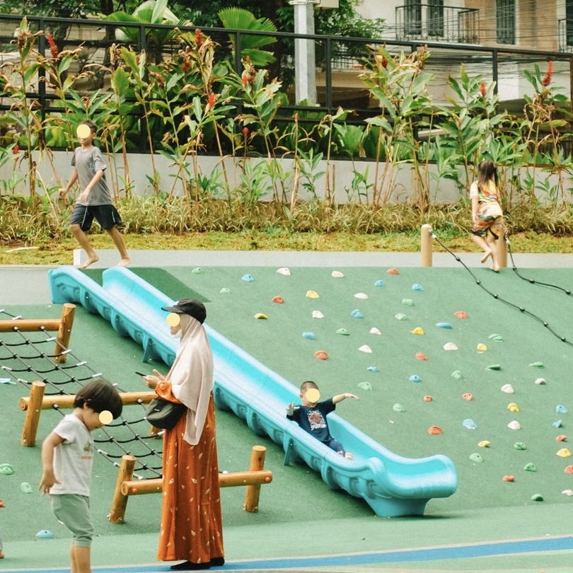 Fasilitas area bermain anak di Taman Bendera Pusaka, Jakarta.
