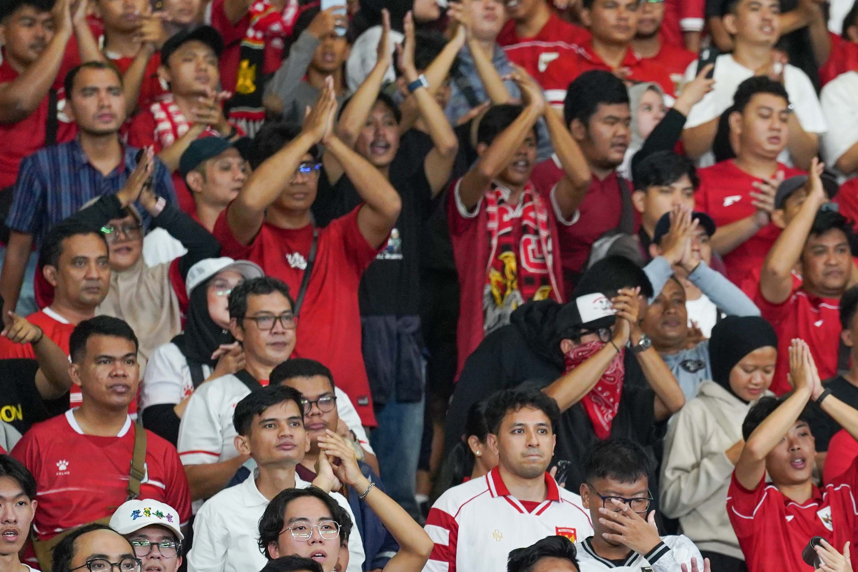 Suporter memberikan dukungan kepada Timnas Indonesia yang bertanding melawan Timnas Oman pada FIFA Match Day di Stadion Utama Gelora Bung Karno, Jakarta, Jumat (5/6/2026). Laga bertajuk Garuda Championship Series 2026 tersebut dimenangkan oleh Timnas Indonesia dengan skor akhir 3-0.
