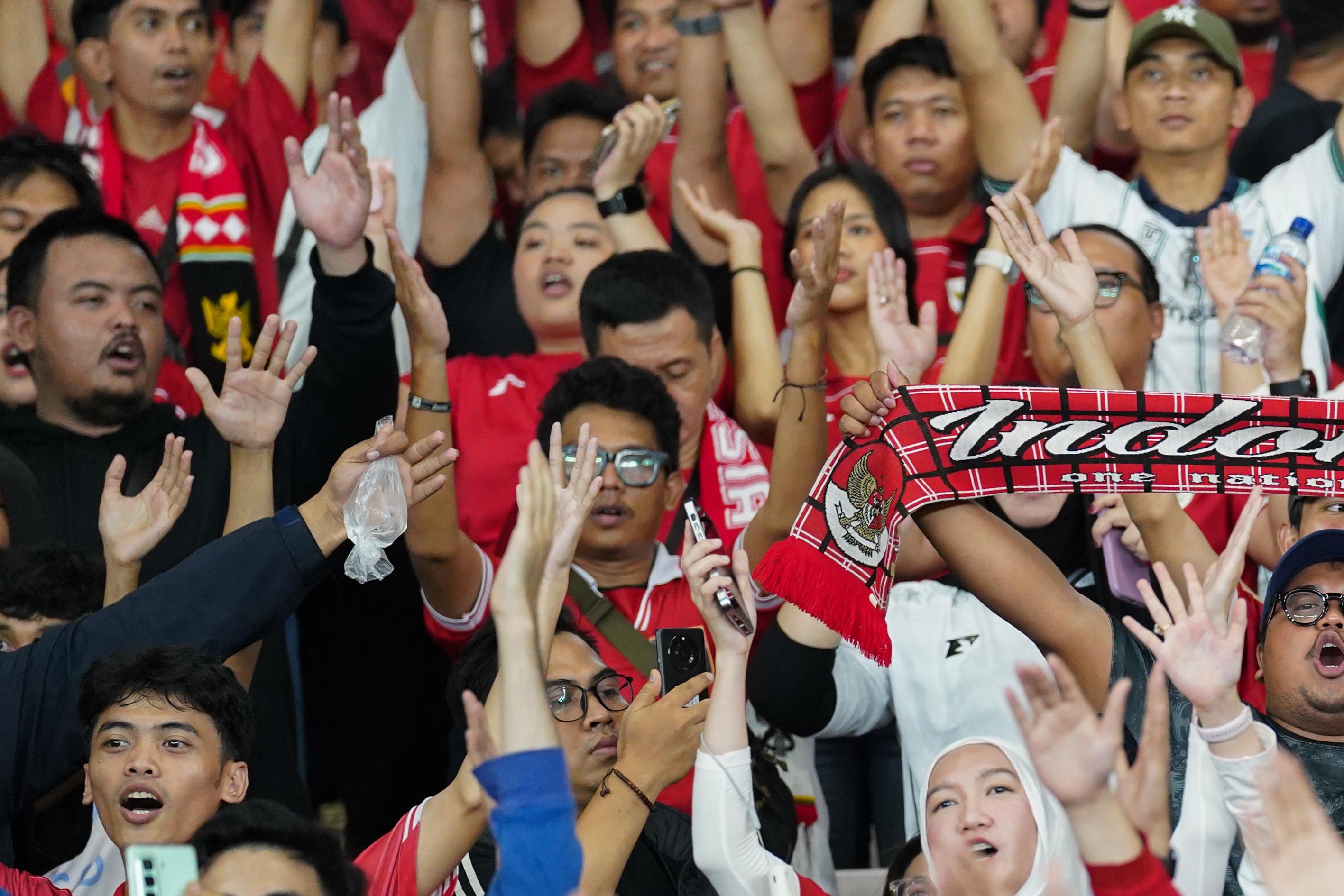 Suporter memberikan dukungan kepada Timnas Indonesia yang bertanding melawan Timnas Oman pada FIFA Match Day di Stadion Utama Gelora Bung Karno, Jakarta, Jumat (5/6/2026). Laga bertajuk Garuda Championship Series 2026 tersebut dimenangkan oleh Timnas Indonesia dengan skor akhir 3-0.