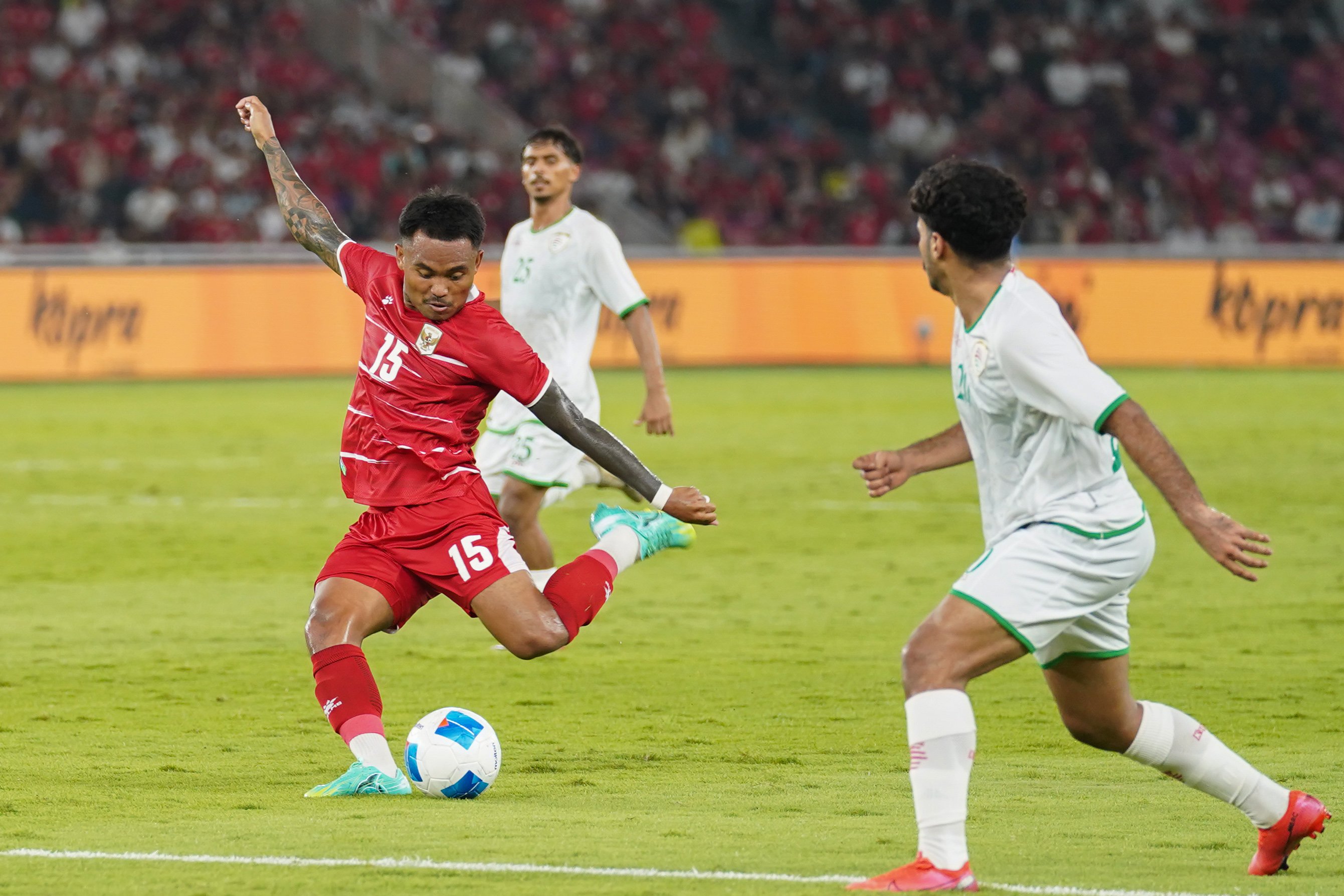 Pesepak bola Timnas Indonesia Saddil Ramdani (kiri) menendang bola ke arah gawang Timnas Oman pada pertandingan FIFA Match Day di Stadion Utama Gelora Bung Karno, Jakarta, Jumat (5/6/2026). Laga bertajuk Garuda Championship Series 2026 tersebut dimenangkan oleh Timnas Indonesia dengan skor akhir 3-0.