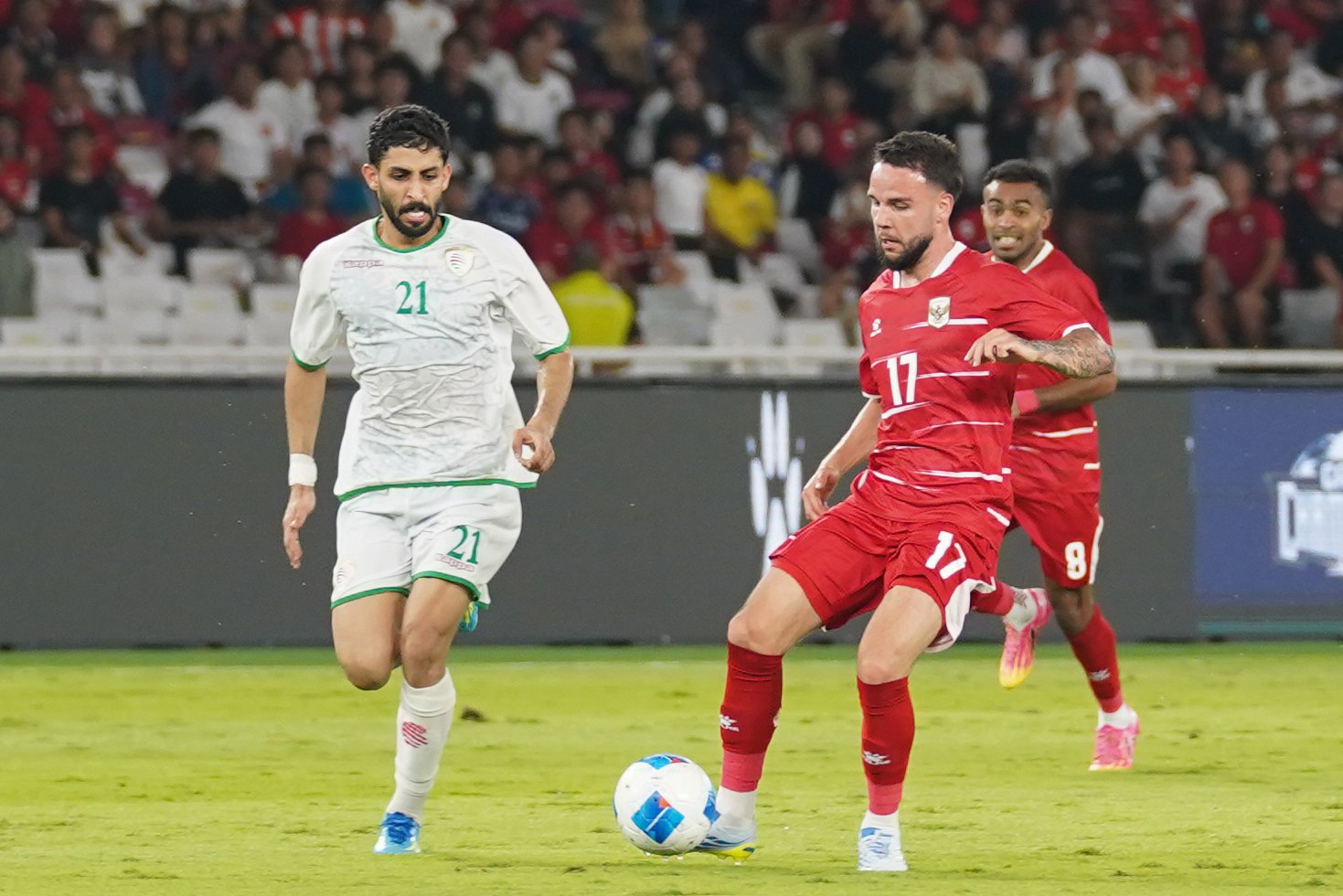 Pesepak bola Timnas Indonesia Calvin Verdonk (kanan) membawa bola yang dikawal oleh pemain Timnas Oman Yousuf Nashr Almalki pada pertandingan FIFA Match Day di Stadion Utama Gelora Bung Karno, Jakarta, Jumat (5/6/2026). Laga bertajuk Garuda Championship Series 2026 tersebut dimenangkan oleh Timnas Indonesia dengan skor akhir 3-0.