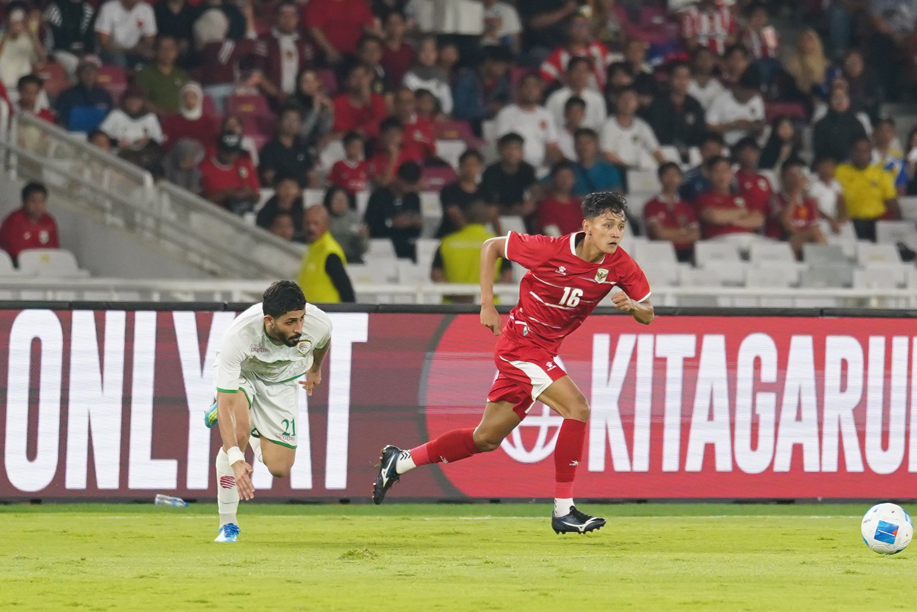 Pesepak bola Timnas Indonesia Dony Tri Pamungkas (kanan) membawa bola yang dikawal oleh pemain Timnas Oman Yousuf Nashr Almalki pada pertandingan FIFA Match Day di Stadion Utama Gelora Bung Karno, Jakarta, Jumat (5/6/2026). Laga bertajuk Garuda Championship Series 2026 tersebut dimenangkan oleh Timnas Indonesia dengan skor akhir 3-0.