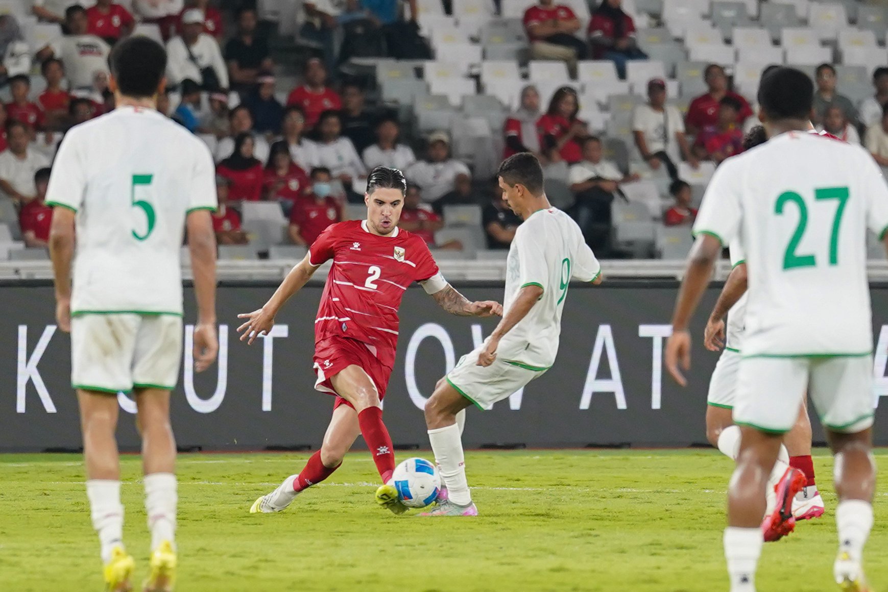 Pesepak bola Timnas Indonesia Kevin Diks (kedua kiri) berebut bola dengan pemain Timnas Oman Mohammed Mubarak Alghfri (kedua kanan) pada pertandingan FIFA Match Day di Stadion Utama Gelora Bung Karno, Jakarta, Jumat (5/6/2026). Laga bertajuk Garuda Championship Series 2026 tersebut dimenangkan oleh Timnas Indonesia dengan skor akhir 3-0.