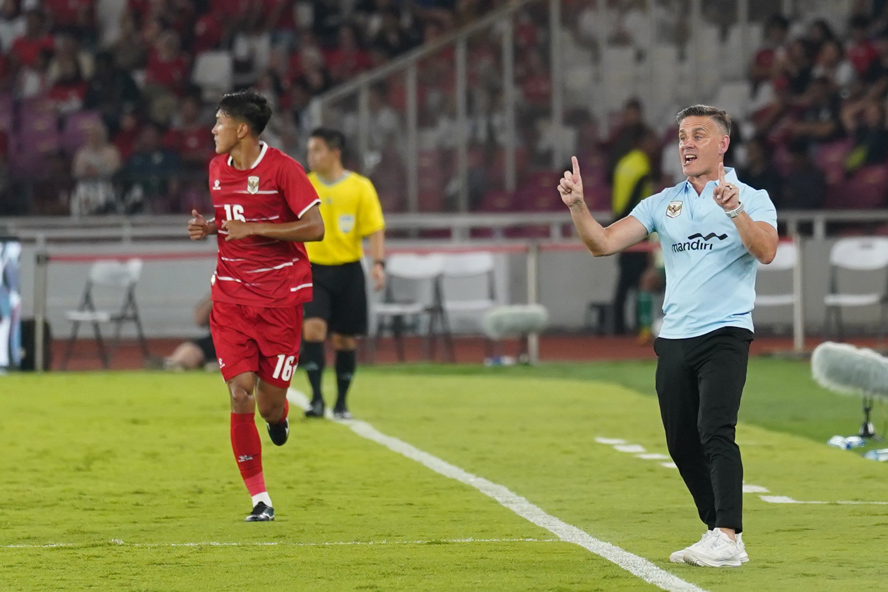 Pelatih Timnas Indonesia John Herdman (kanan) memberikan instruksi kepada pesepak bola Timnas Indonesia yang bertanding melawan Timnas Oman pada FIFA Match Day di Stadion Utama Gelora Bung Karno, Jakarta, Jumat (5/6/2026). Laga bertajuk Garuda Championship Series 2026 tersebut dimenangkan oleh Timnas Indonesia dengan skor akhir 3-0.
