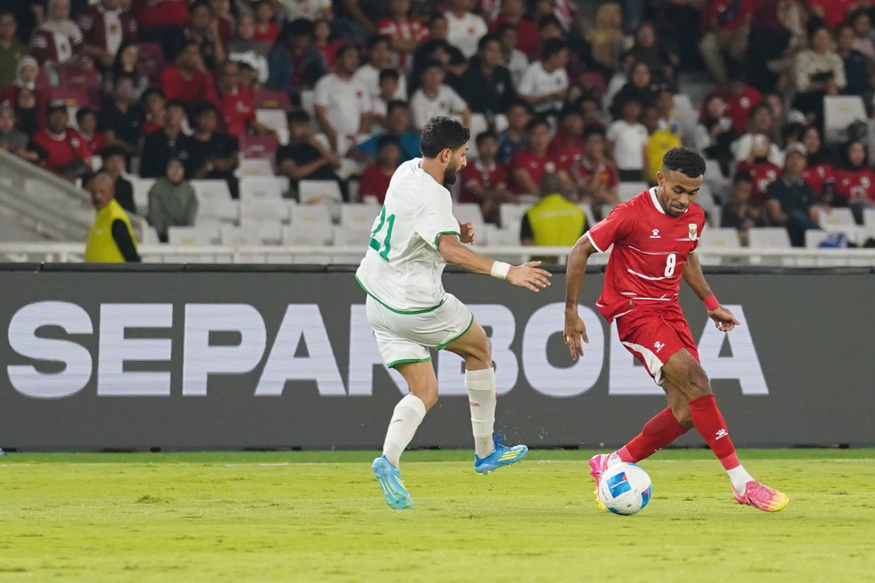 Pesepak bola Timnas Indonesia Yakob Sayuri (kanan) berebut bola dengan pemain Timnas Oman Yousuf Nashr Almalki pada pertandingan FIFA Match Day di Stadion Utama Gelora Bung Karno, Jakarta, Jumat (5/6/2026). Laga bertajuk Garuda Championship Series 2026 tersebut dimenangkan oleh Timnas Indonesia dengan skor akhir 3-0.