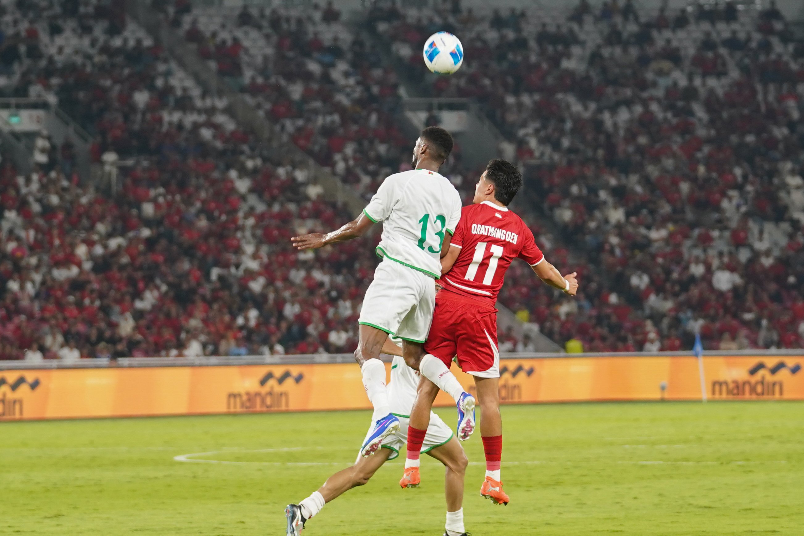 Pesepak bola Timnas Indonesia Ragnar Oratmangoen (kanan) berebut bola dengan pemain Timnas Oman Amjad Abdullah Alharthi pada pertandingan FIFA Match Day di Stadion Utama Gelora Bung Karno, Jakarta, Jumat (5/6/2026). Laga bertajuk Garuda Championship Series 2026 tersebut dimenangkan oleh Timnas Indonesia dengan skor akhir 3-0.