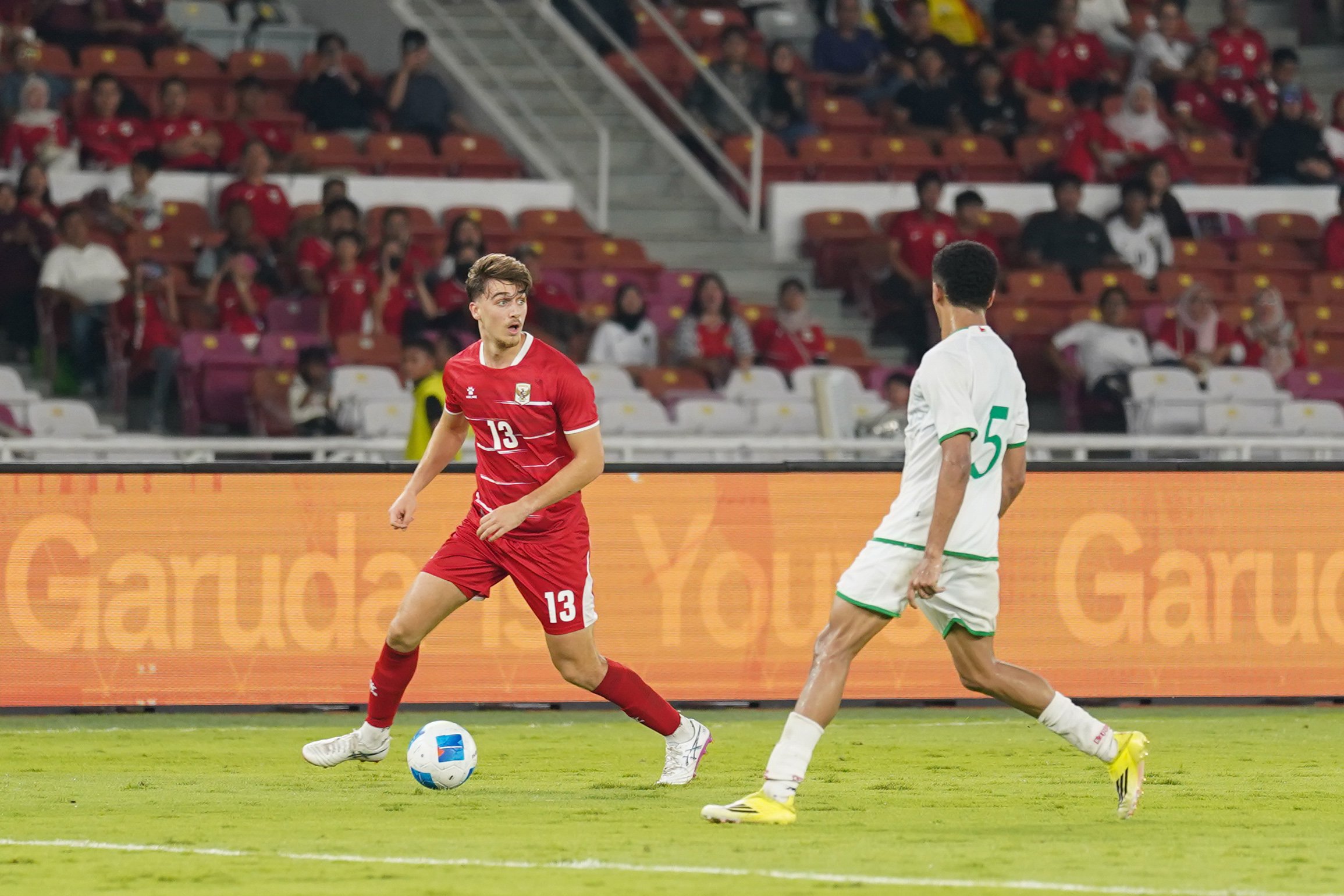 Pesepak bola Timnas Indonesia Mauro Zijlstra (kiri) membawa bola yang dikawal oleh pemain Timnas Oman Musab Mahfoodh Alshaqsi pada pertandingan FIFA Match Day di Stadion Utama Gelora Bung Karno, Jakarta, Jumat (5/6/2026). Laga bertajuk Garuda Championship Series 2026 tersebut dimenangkan oleh Timnas Indonesia dengan skor akhir 3-0.