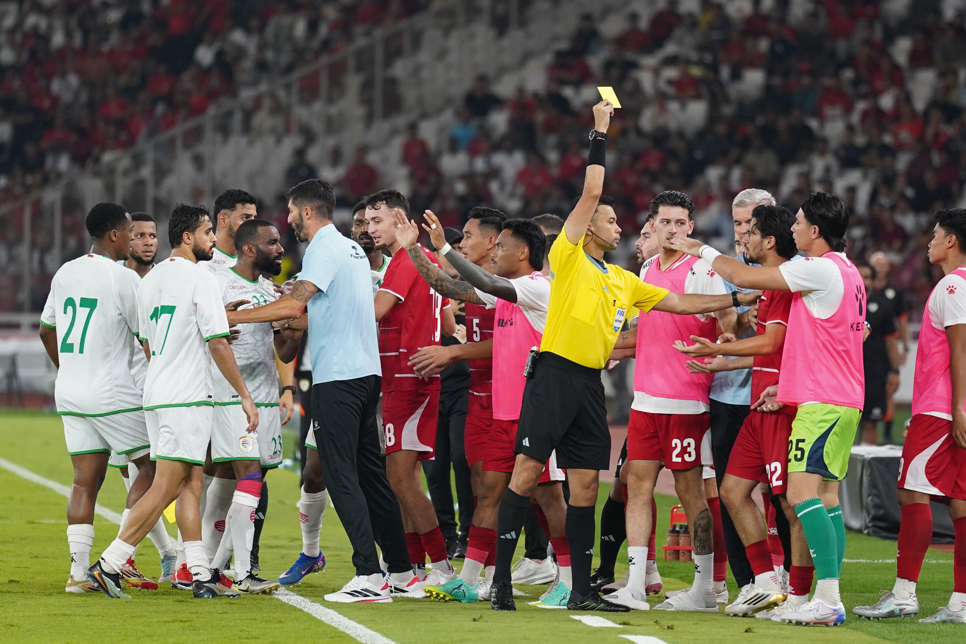 Wasit Muhammad Taqi Aljaafari (kelima kanan) memberikan kartu kuning kepada pesepak bola Timnas Indonesia Nathan Tjoe-A-On (kelima kanan) usai melanggar pemain Timnas Oman pada pertandingan FIFA Match Day di Stadion Utama Gelora Bung Karno, Jakarta, Jumat (5/6/2026). Laga bertajuk Garuda Championship Series 2026 tersebut dimenangkan oleh Timnas Indonesia dengan skor akhir 3-0.
