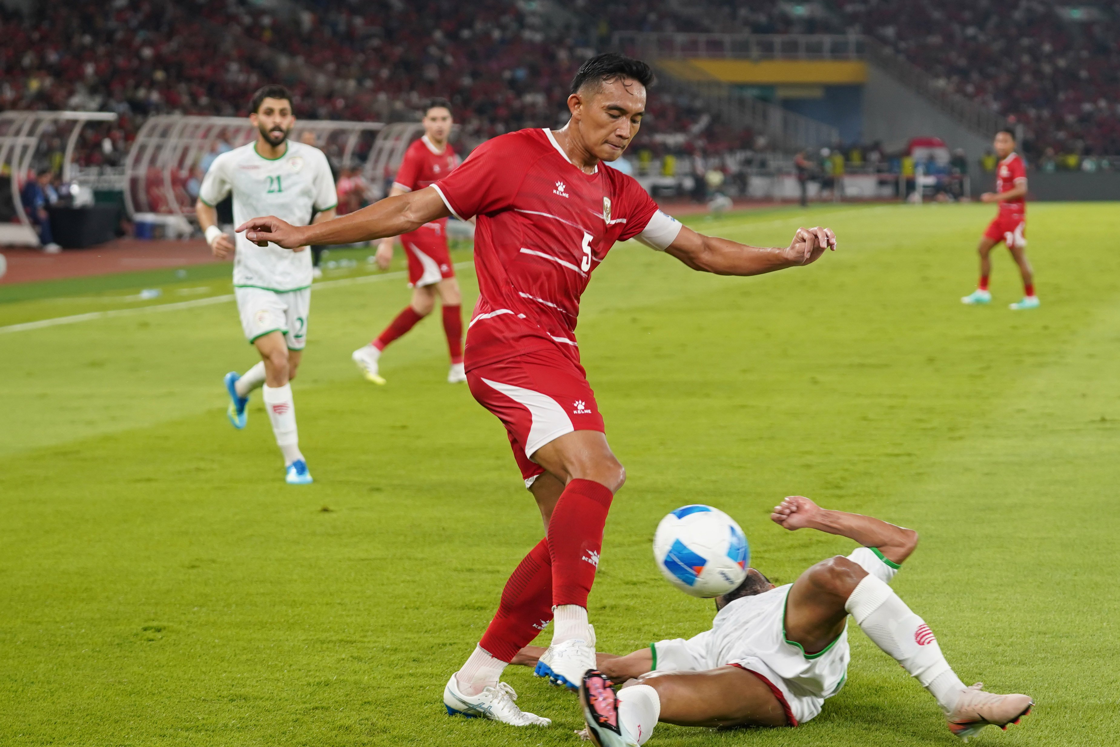 Pesepak bola Timnas Indonesia Rizky Ridho membawa bola yang dihalau oleh pemain Timnas Oman pada pertandingan FIFA Match Day di Stadion Utama Gelora Bung Karno, Jakarta, Jumat (5/6/2026). Laga bertajuk Garuda Championship Series 2026 tersebut dimenangkan oleh Timnas Indonesia dengan skor akhir 3-0.