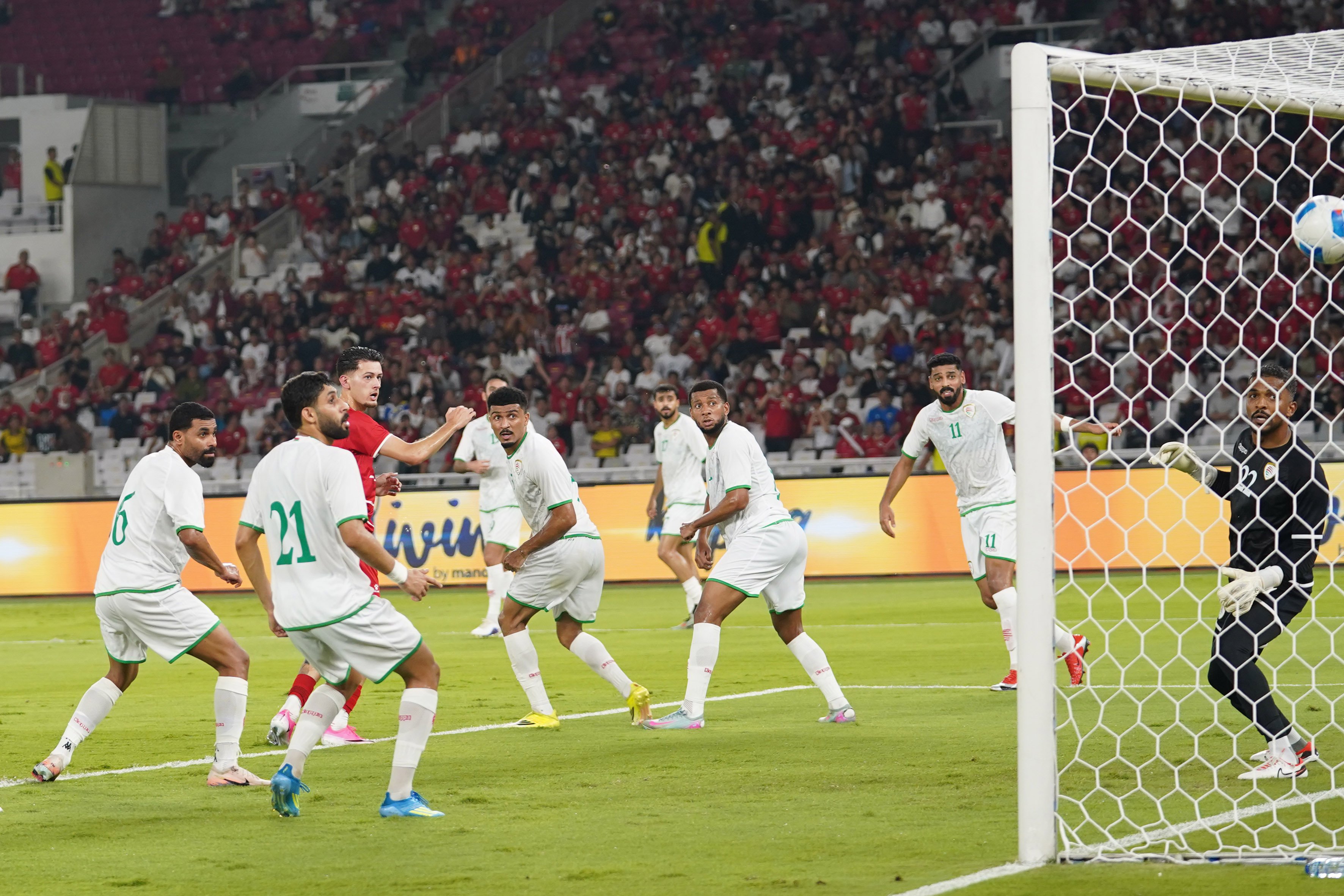 Pesepak bola Timnas Indonesia Justin Hubner (ketiga kiri) mencetak gol ke gawang Timnas Oman pada pertandingan FIFA Match Day di Stadion Utama Gelora Bung Karno, Jakarta, Jumat (5/6/2026). Laga bertajuk Garuda Championship Series 2026 tersebut dimenangkan oleh Timnas Indonesia dengan skor akhir 3-0.