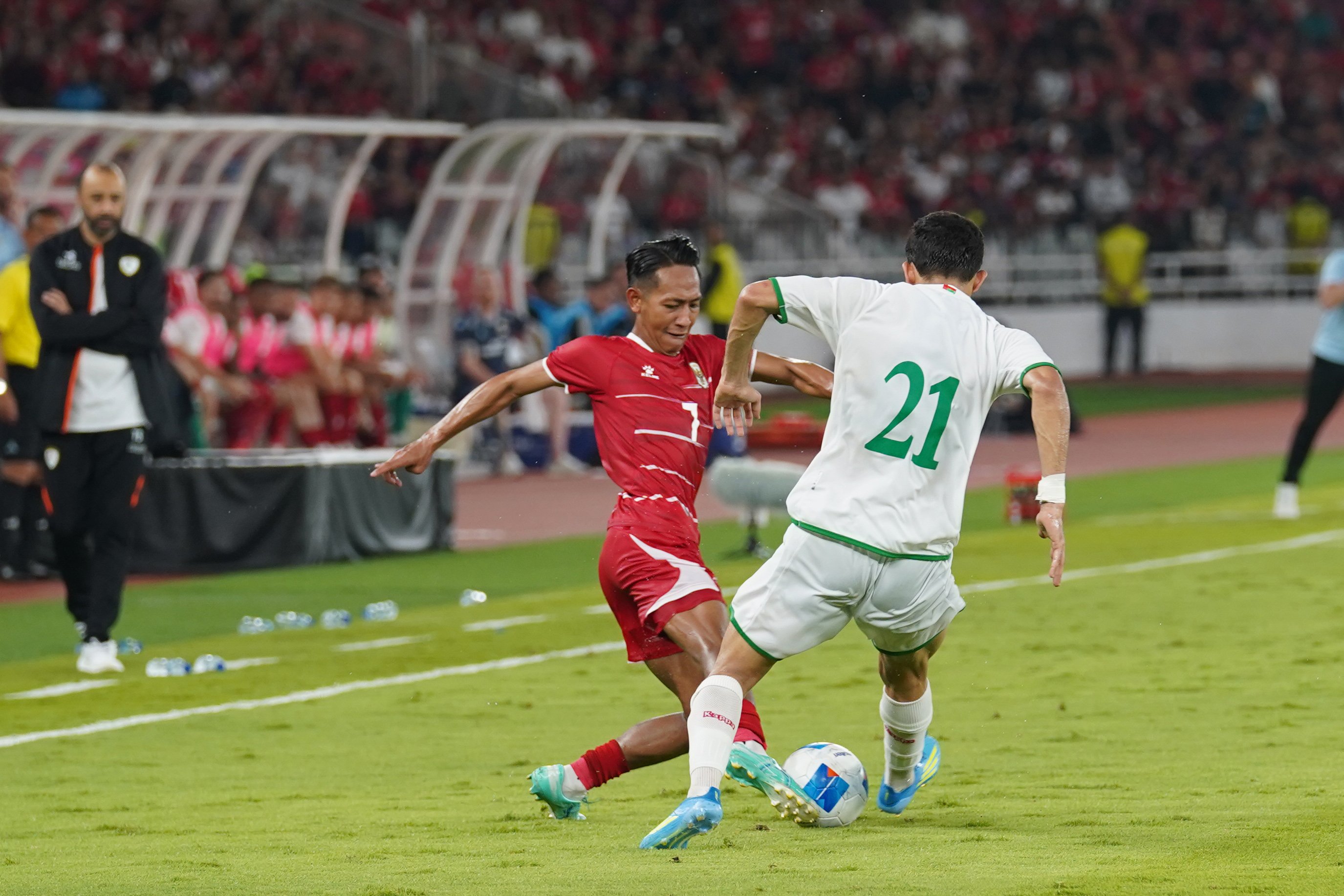 Pesepak bola Timnas Indonesia Beckham Putra (kedua kiri) berebut bola dengan pemain Timnas Oman Yousuf Nashr Almalki pada pertandingan FIFA Match Day di Stadion Utama Gelora Bung Karno, Jakarta, Jumat (5/6/2026). Laga bertajuk Garuda Championship Series 2026 tersebut dimenangkan oleh Timnas Indonesia dengan skor akhir 3-0.