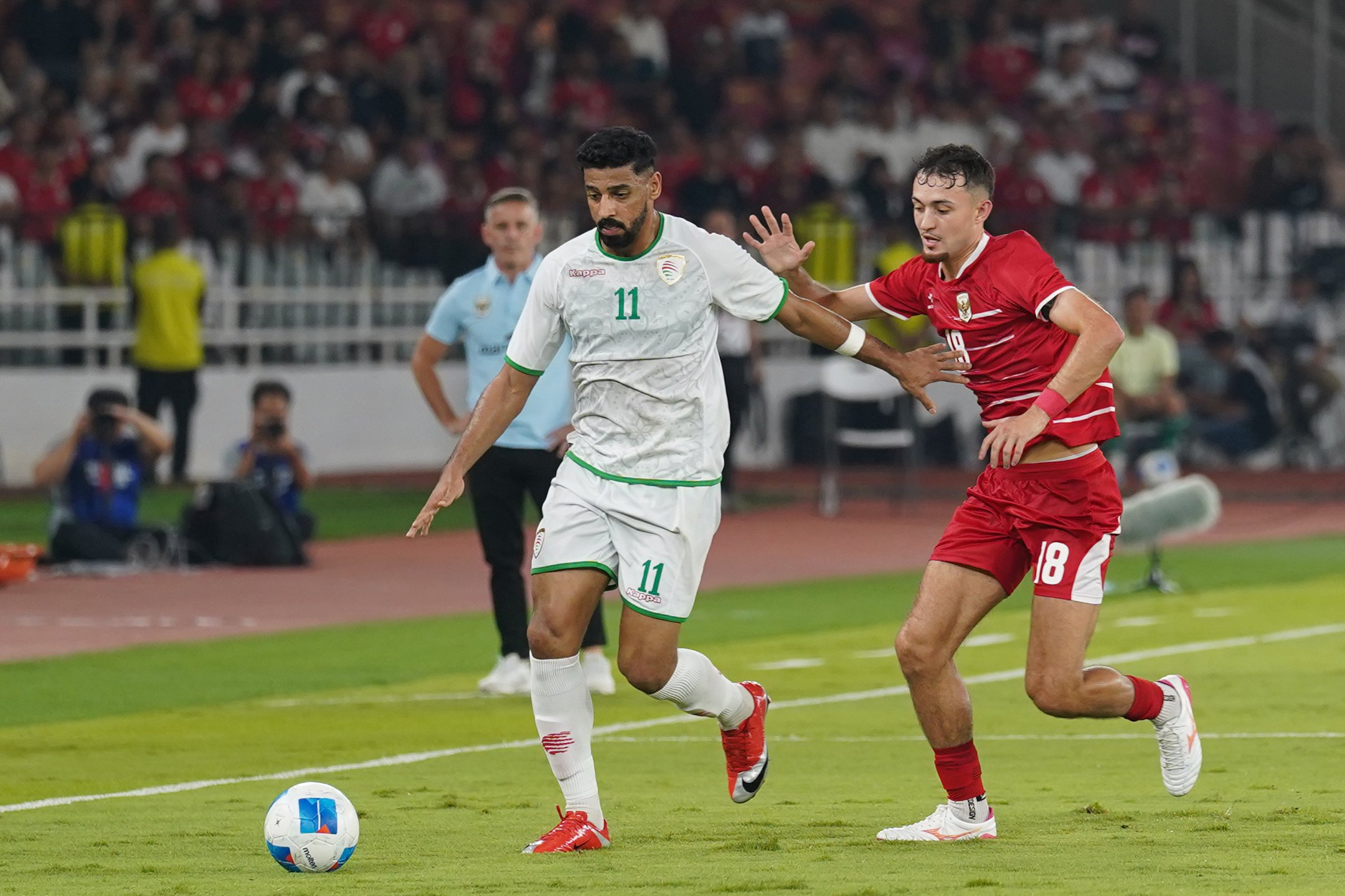 Pesepak bola Timnas Indonesia Ivar Jenner (kanan) berebut bola dengan pemain Timnas Oman Muhsen Saleh Alghasdani pada pertandingan FIFA Match Day di Stadion Utama Gelora Bung Karno, Jakarta, Jumat (5/6/2026). Laga bertajuk Garuda Championship Series 2026 tersebut dimenangkan oleh Timnas Indonesia dengan skor akhir 3-0.
