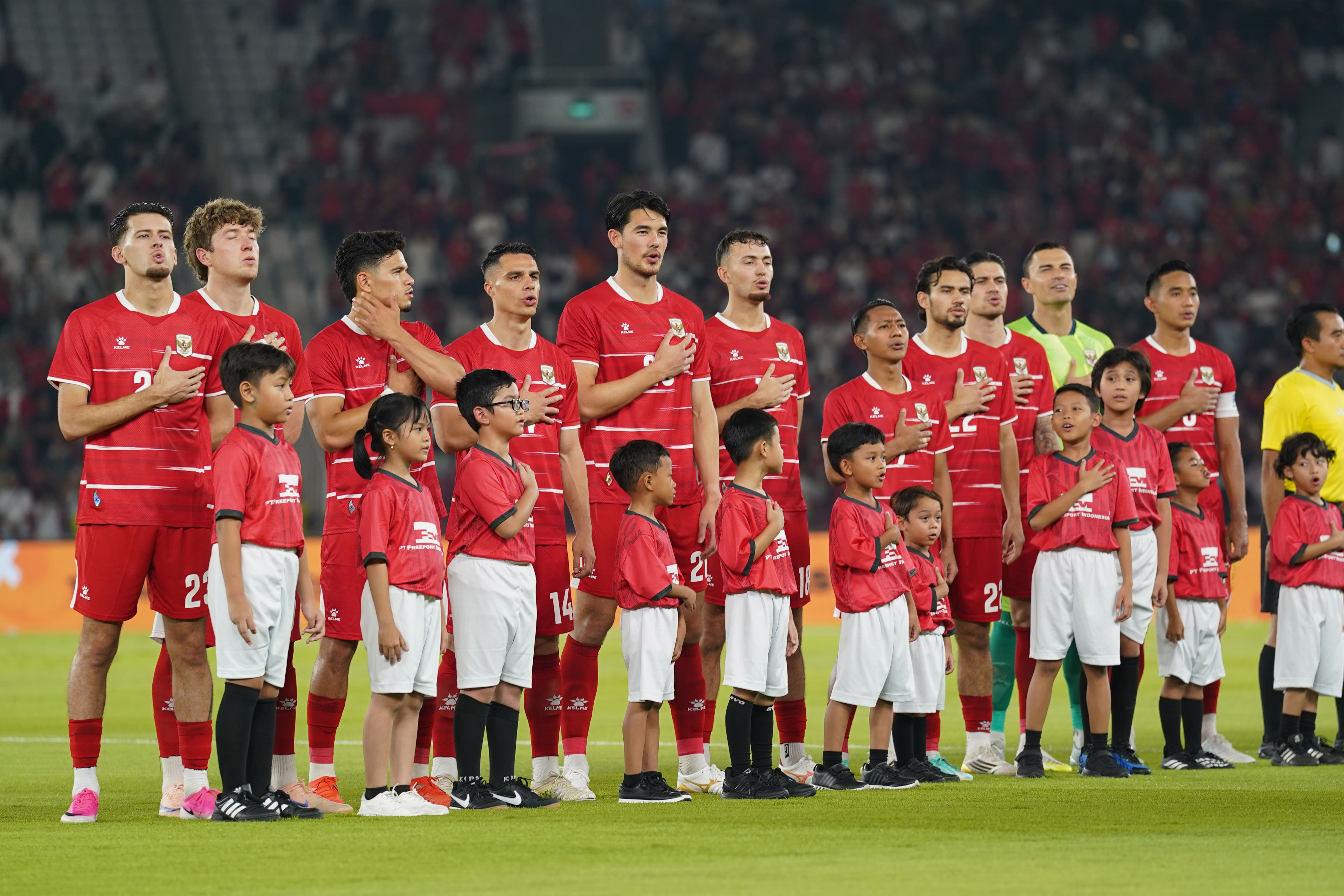 Pesepak bola Timnas Indonesia menyanyikan lagu kebangsaan Indonesia Raya sebelum bertanding melawan Timnas Oman pada FIFA Match Day di Stadion Utama Gelora Bung Karno, Jakarta, Jumat (5/6/2026). Laga bertajuk Garuda Championship Series 2026 tersebut dimenangkan oleh Timnas Indonesia dengan skor akhir 3-0.