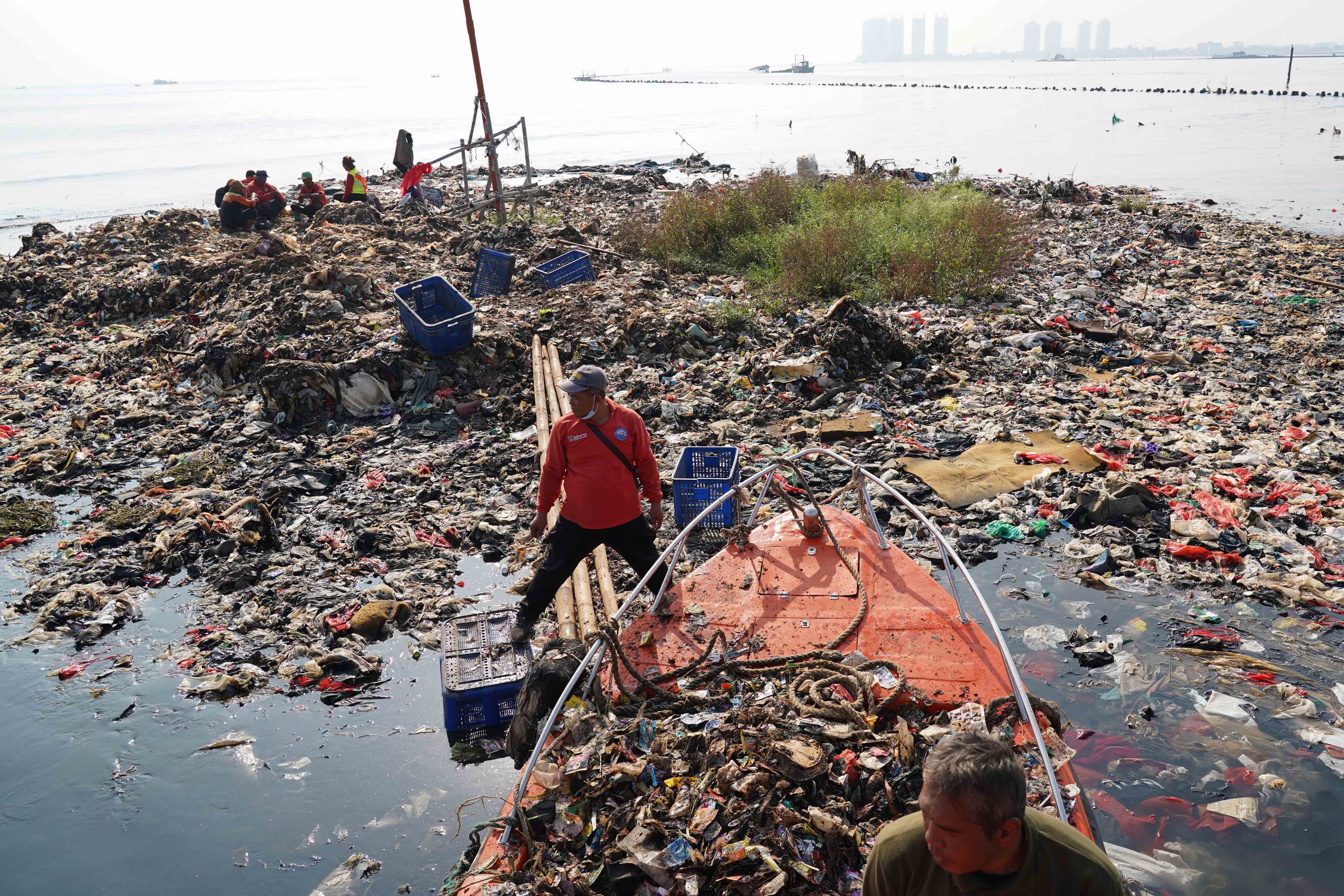 Petugas Suku Dinas Lingkungan Hidup Jakarta Utara mengangkut sampah yang menumpuk di pesisir laut kawasan Muara Angke, Jakarta Utara, Senin (8/6/2026). Pembersihan tersebut dilakukan guna menagani sampah agar tidak mencemari lingkungan laut dan kawasan di sekitarnya serta menggangu aktivitas nelayan.