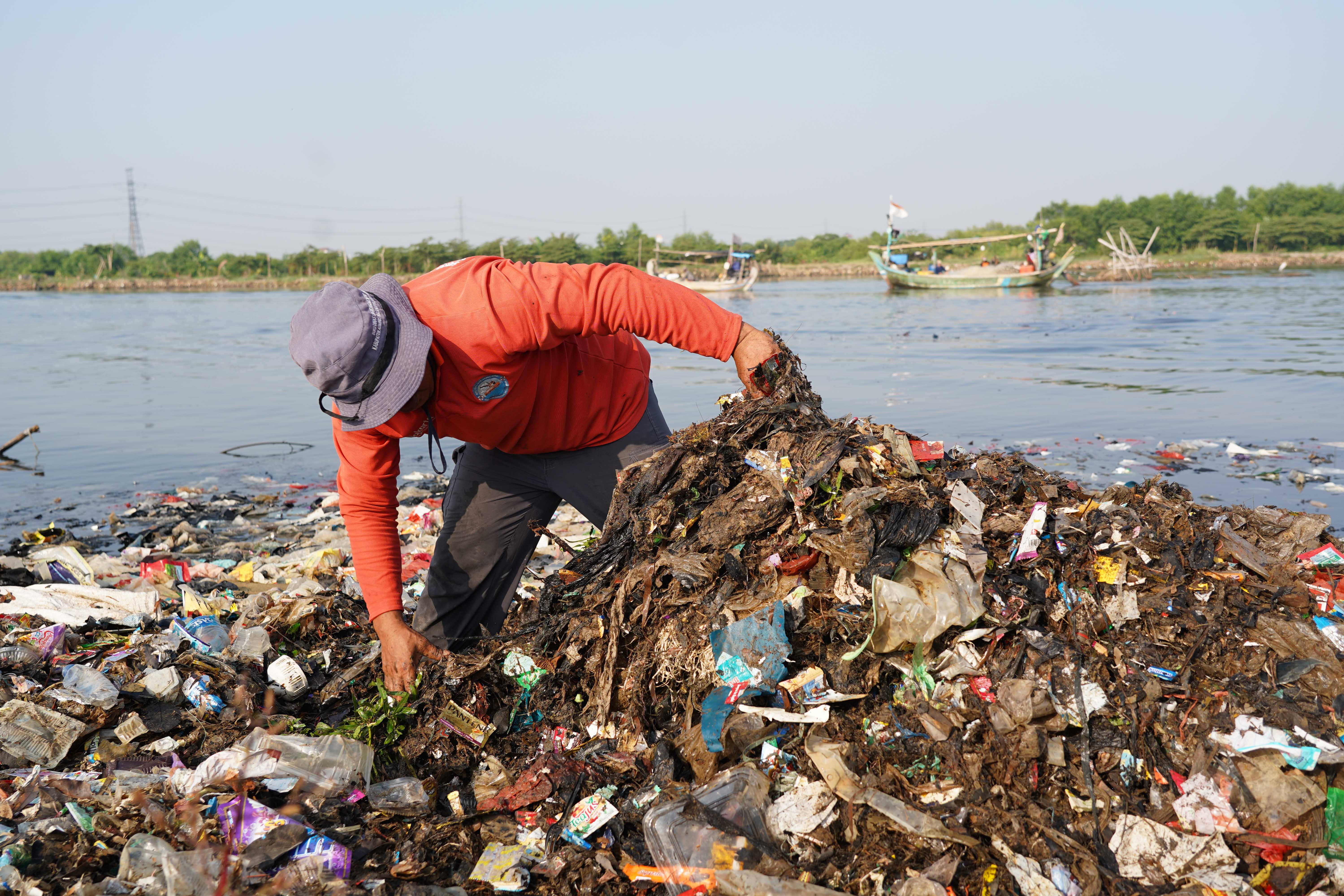 Petugas Suku Dinas Lingkungan Hidup Jakarta Utara mengangkut sampah yang menumpuk di pesisir laut kawasan Muara Angke, Jakarta Utara, Senin (8/6/2026). Pembersihan tersebut dilakukan guna menagani sampah agar tidak mencemari lingkungan laut dan kawasan di sekitarnya serta menggangu aktivitas nelayan.
