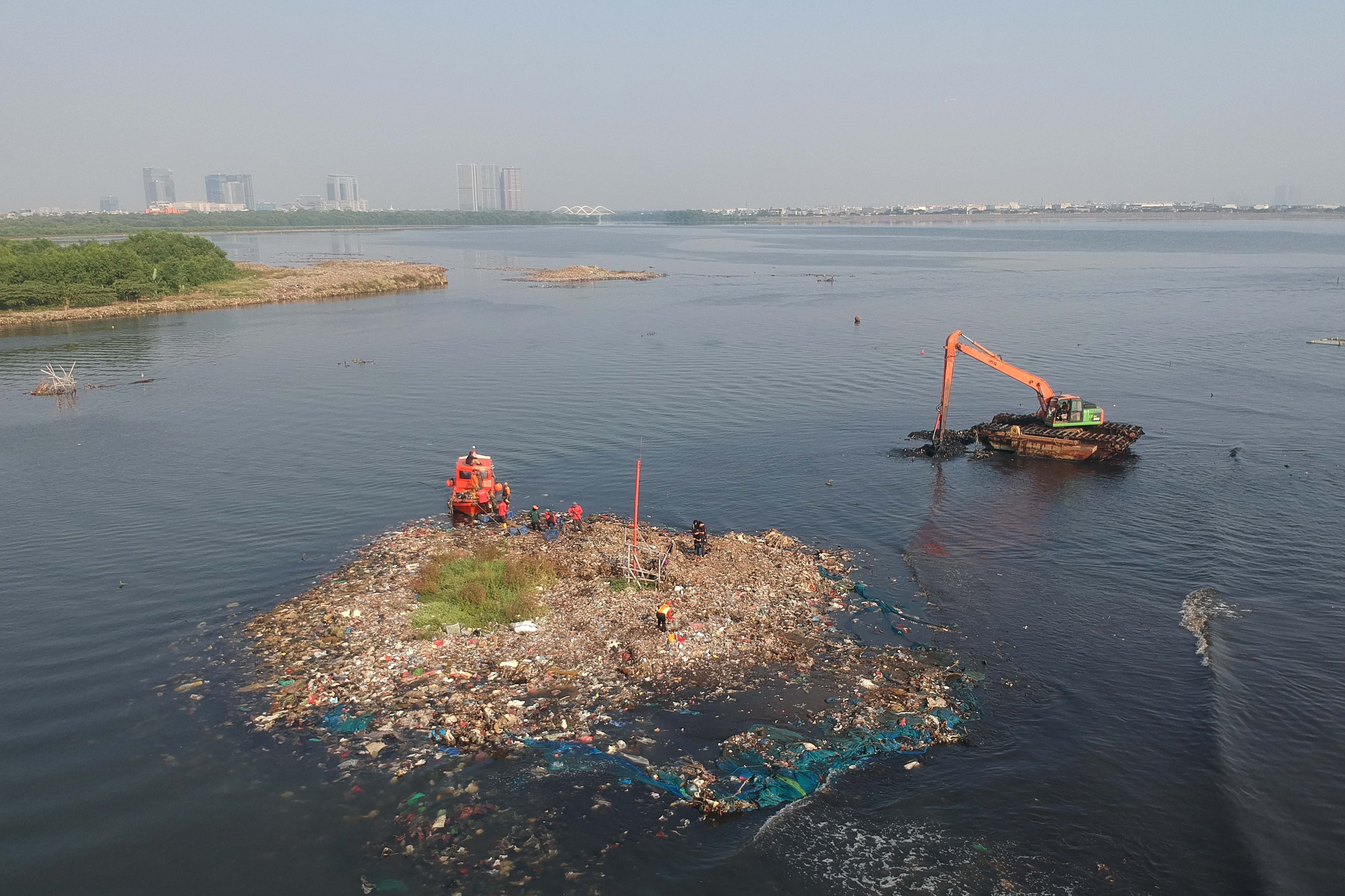 Petugas Suku Dinas Lingkungan Hidup Jakarta Utara mengangkut sampah yang menumpuk di pesisir laut kawasan Muara Angke, Jakarta Utara, Senin (8/6/2026). Pembersihan tersebut dilakukan guna menagani sampah agar tidak mencemari lingkungan laut dan kawasan di sekitarnya serta menggangu aktivitas nelayan.