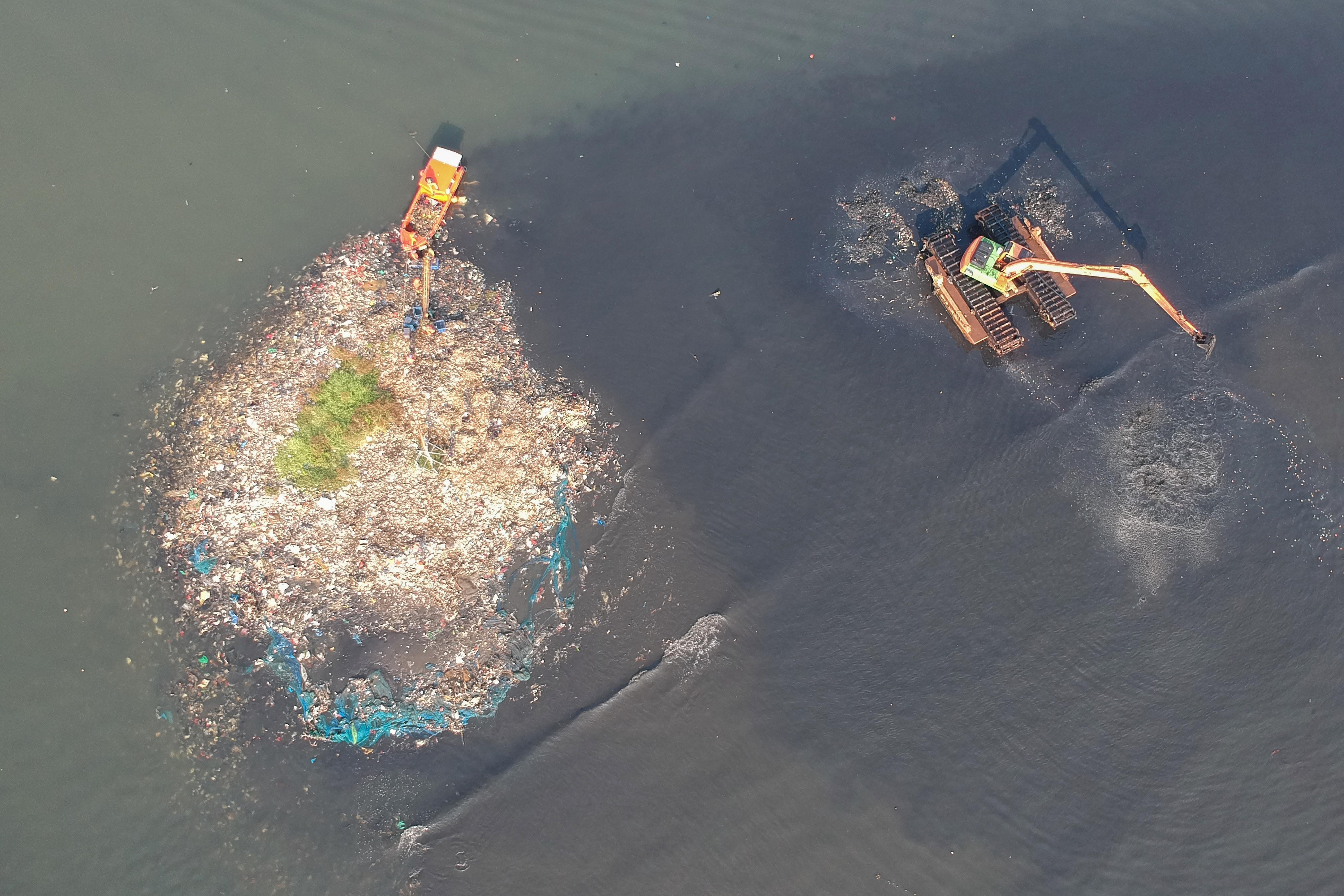 Petugas Suku Dinas Lingkungan Hidup Jakarta Utara mengangkut sampah yang menumpuk di pesisir laut kawasan Muara Angke, Jakarta Utara, Senin (8/6/2026). Pembersihan tersebut dilakukan guna menagani sampah agar tidak mencemari lingkungan laut dan kawasan di sekitarnya serta menggangu aktivitas nelayan.