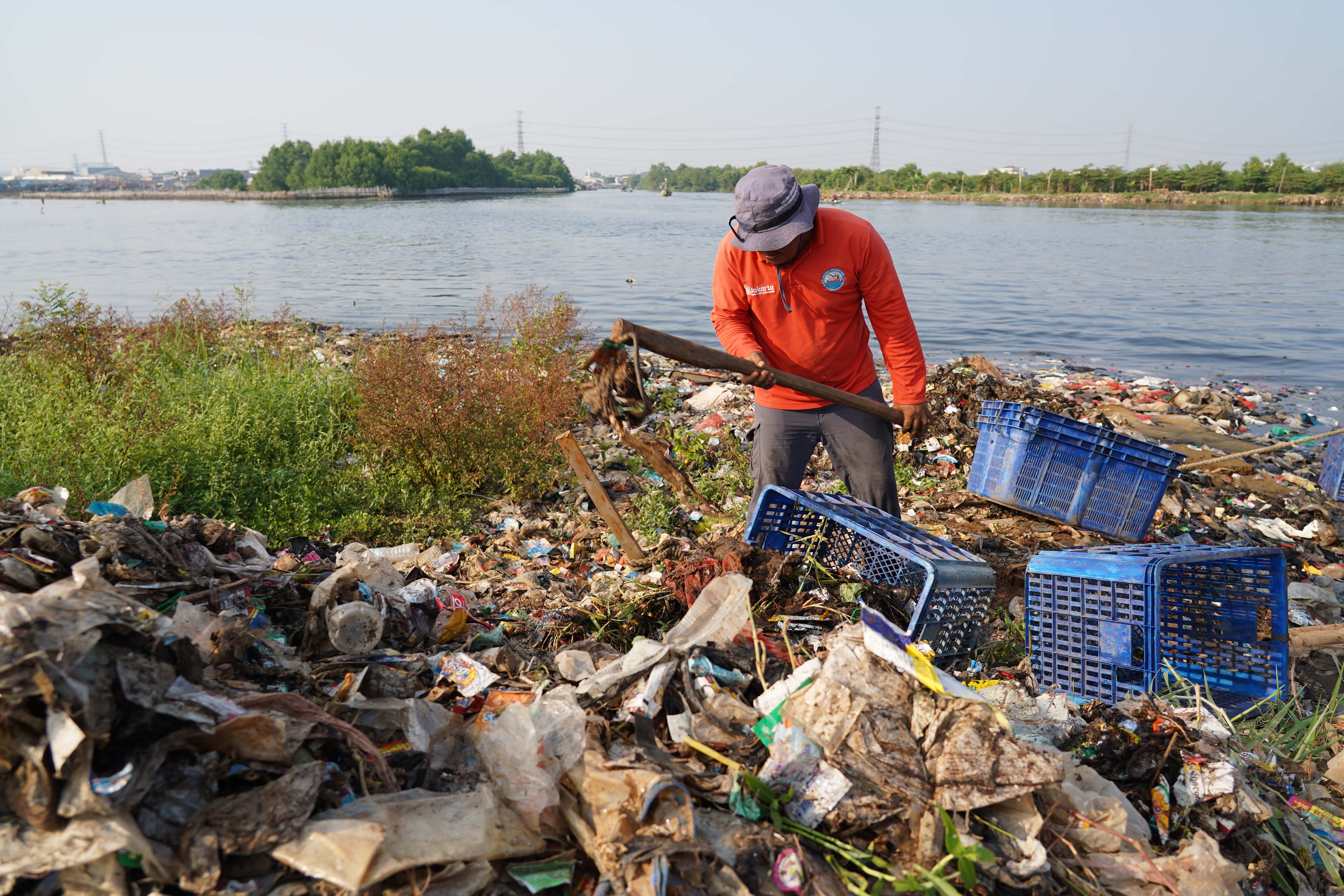 Petugas Suku Dinas Lingkungan Hidup Jakarta Utara mengangkut sampah yang menumpuk di pesisir laut kawasan Muara Angke, Jakarta Utara, Senin (8/6/2026). Pembersihan tersebut dilakukan guna menagani sampah agar tidak mencemari lingkungan laut dan kawasan di sekitarnya serta menggangu aktivitas nelayan.