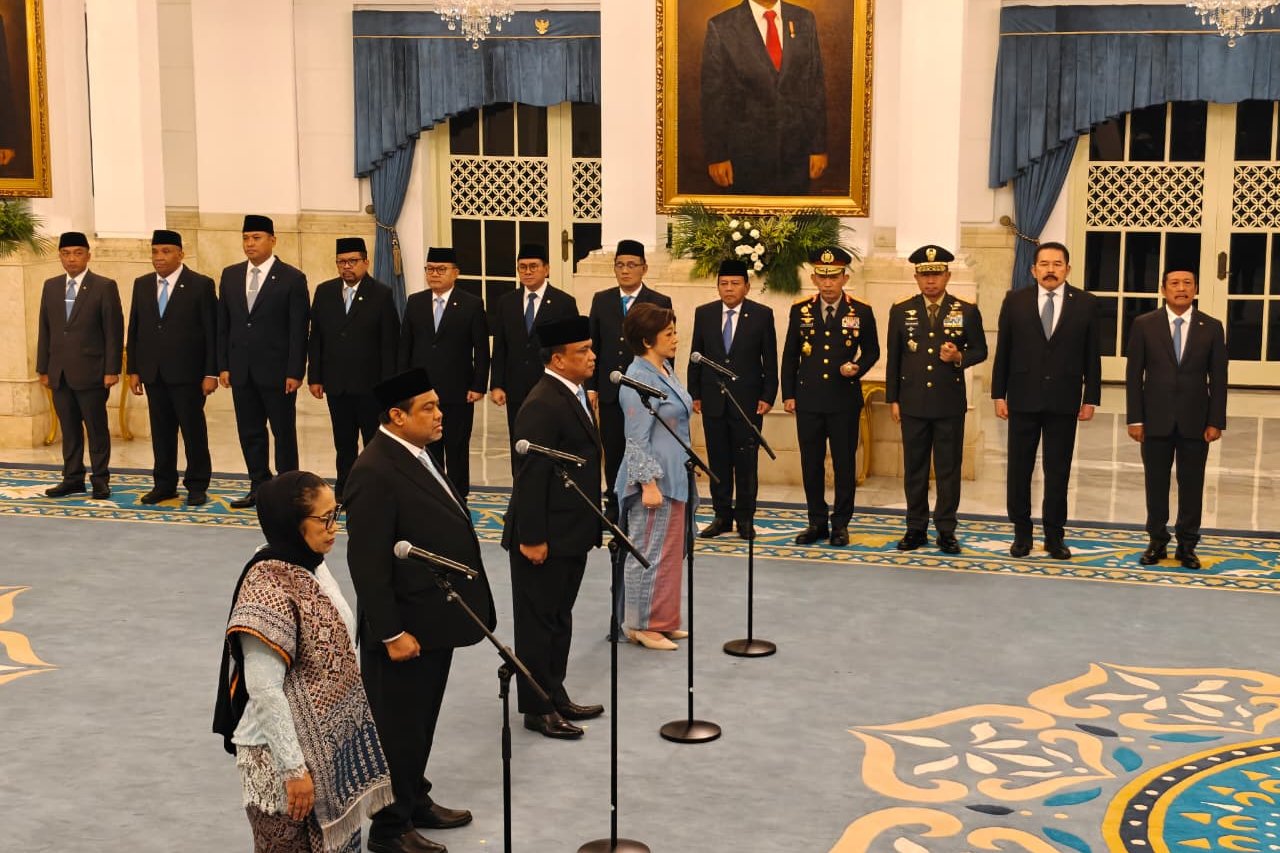 Presiden Prabowo melantik Nanik S Deyang (bawah) sebagai Kepala Badan Gizi Nasional di Istana Negara, Jakarta, Senin (8/6). 