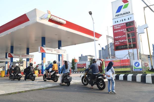 Pengendara sepeda motor antre untuk mengisi bahan bakar minyak (BBM) jenis Pertamax di SPBU kawasan Rempoa, Tanggerang Selatan, Banten, Rabu (10/6/2026). Pertamina menaikkan harga BBM nonsubsidi Pertamax (RON 92) menjadi Rp16.250 per liter dari sebelumnya Rp12.300 dan Pertamax Green (RON 95) menjadi Rp17.000 per liter dari sebelumnya Rp12.900 per liter.