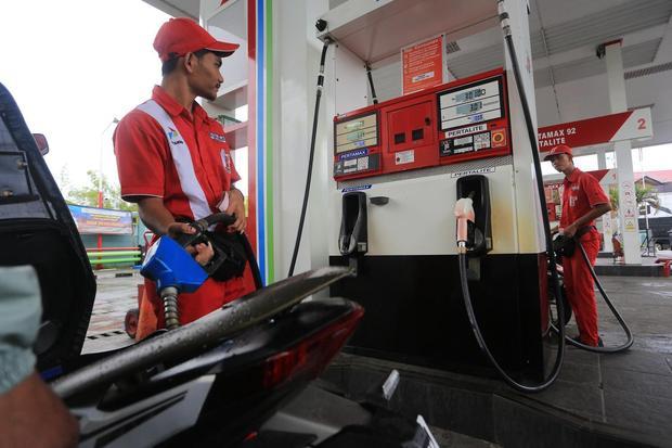 Petugas melakukan pengisian Bahan Bakar Minyak (BBM) nonsubsidi jenis pertamax ke dalam tangki kendaraan di salah satu SPBU Kuta Padang, Johan Pahlawan, Aceh Barat, Aceh, Rabu (10/6/2026). PT Pertamina Patra Niaga resmi melakukan penyesuaian harga Bahan Bakar Minyak (BBM) nonsubsidi pada 10 Juni untuk jenis Pertamax (RON 92) dari sebelumnya Rp12.300 per liter menjadi Rp16.250 per liter dan Pertamax Green (RON 95) dari Rp12.900 menjadi Rp17.000 per liter.