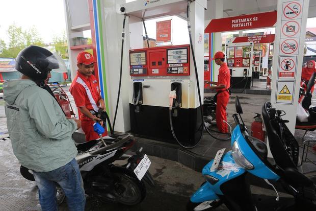Petugas melakukan pengisian Bahan Bakar Minyak (BBM) nonsubsidi jenis pertamax ke dalam tangki kendaraan di salah satu SPBU Kuta Padang, Johan Pahlawan, Aceh Barat, Aceh, Rabu (10/6/2026). PT Pertamina Patra Niaga resmi melakukan penyesuaian harga Bahan Bakar Minyak (BBM) nonsubsidi pada 10 Juni untuk jenis Pertamax (RON 92) dari sebelumnya Rp12.300 per liter menjadi Rp16.250 per liter dan Pertamax Green (RON 95) dari Rp12.900 menjadi Rp17.000 per liter.